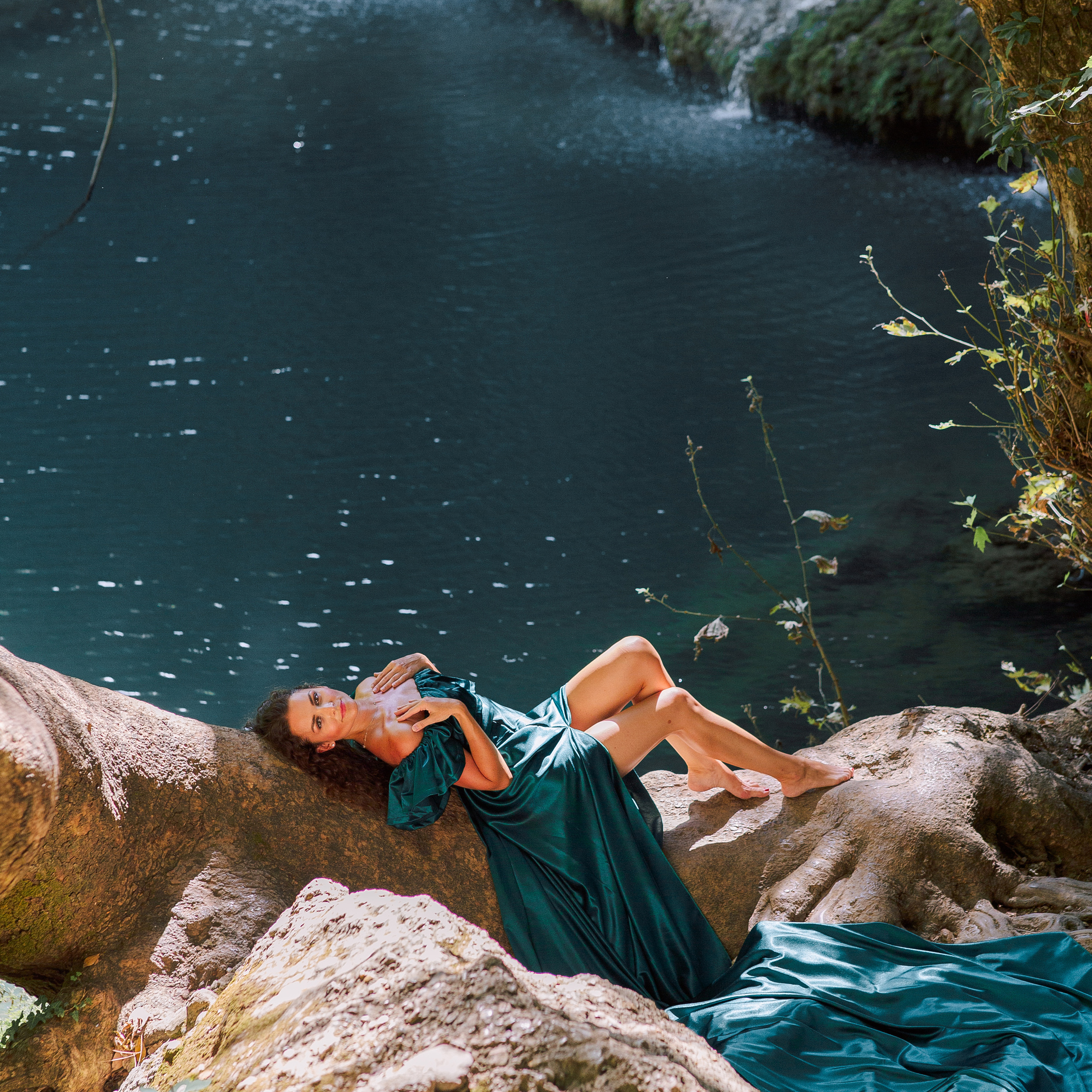 Photo shoot at the waterfall for mom and daughter. Alsu Develi, Photographer in Turkey, Alanya, Side, Belek, Antalya, Kemer, Turkiye. Photoshooting in Alanya. Photosession in Belek, Side