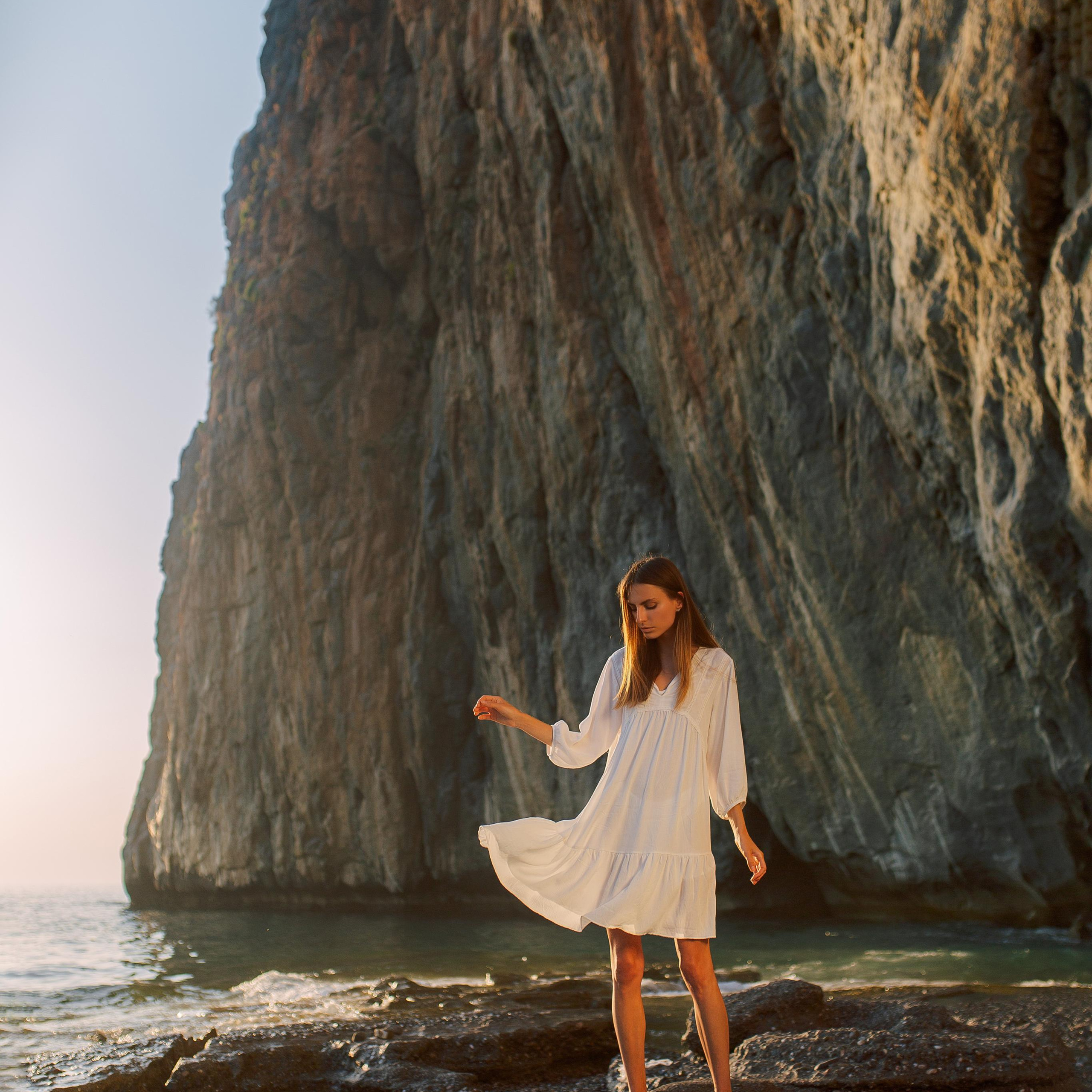 Photo shoot at the junction of the red mountain and the sea at sunset. Alsu Develi, Photographer in Turkey, Alanya, Side, Belek, Antalya, Kemer, Turkiye. Photoshooting in Alanya. Photosession in Belek, Side