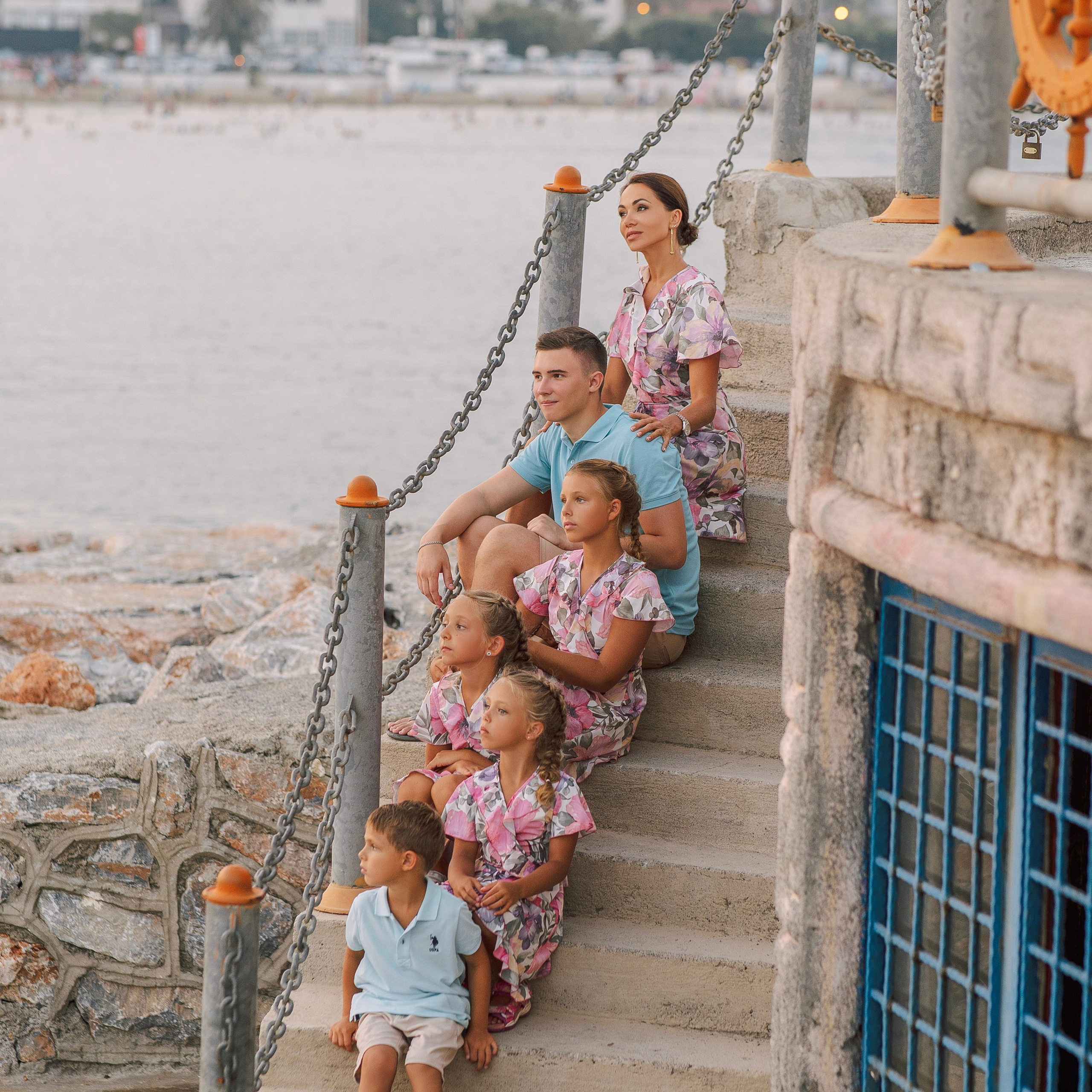Фотосессия для большой и нарядной семьи в порту Аланьи. Алсу Девели. Фотограф в Алании в Турции, Аланья, Сиде, Белек, Анталия, Кемер, Конаклы, Окурджалар. Фотосъемки в Алании. Фотосессия в Алания