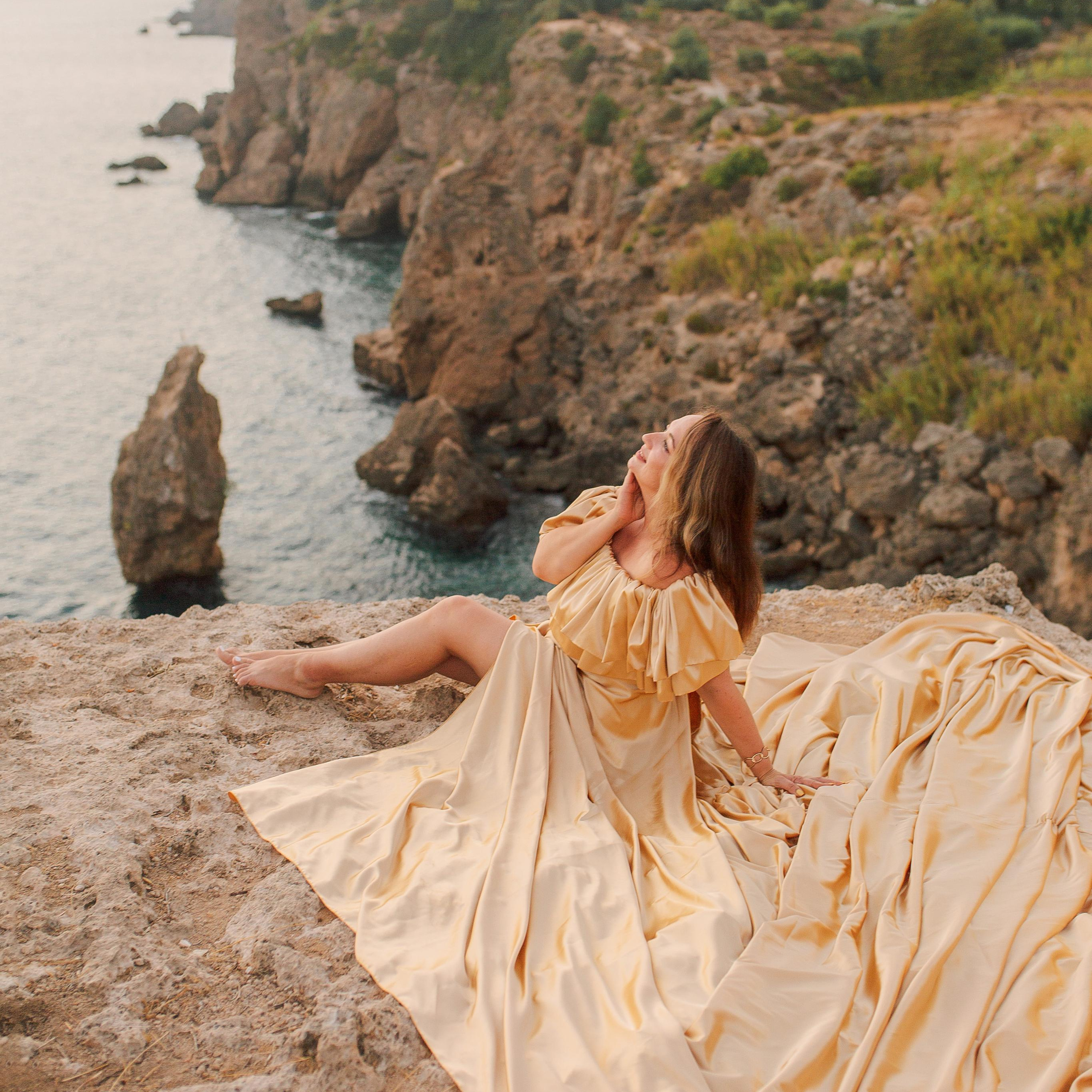 Cliff by the sea. Family photo session. Alsu Develi, Photographer in Turkey, Alanya, Side, Belek, Antalya, Kemer, Turkiye. Photoshooting in Alanya. Photosession in Belek, Side