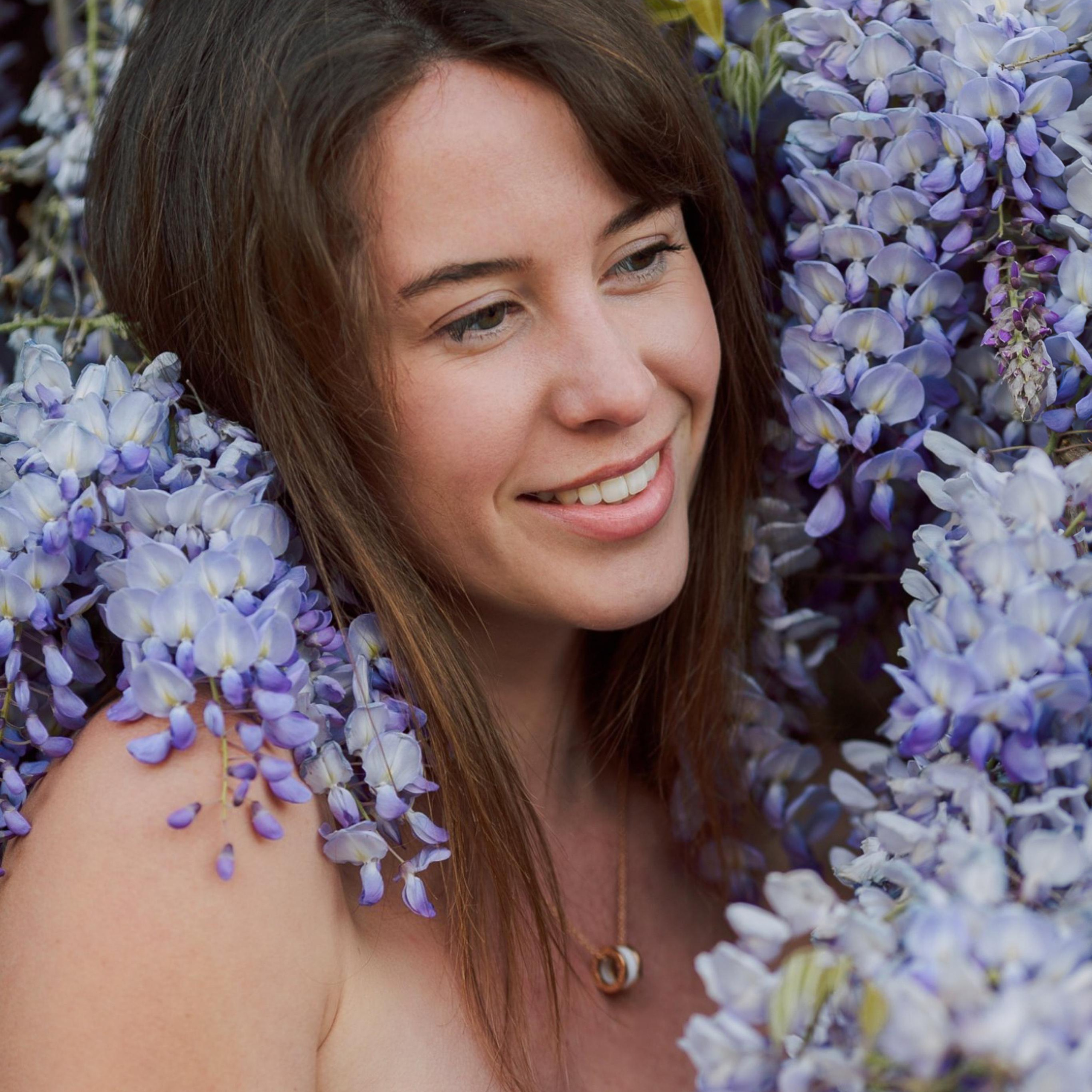 Photo shoot with wisteria. Alsu Develi, Photographer in Turkey, Alanya, Side, Belek, Antalya, Kemer, Turkiye. Photoshooting in Alanya. Photosession in Belek, Side