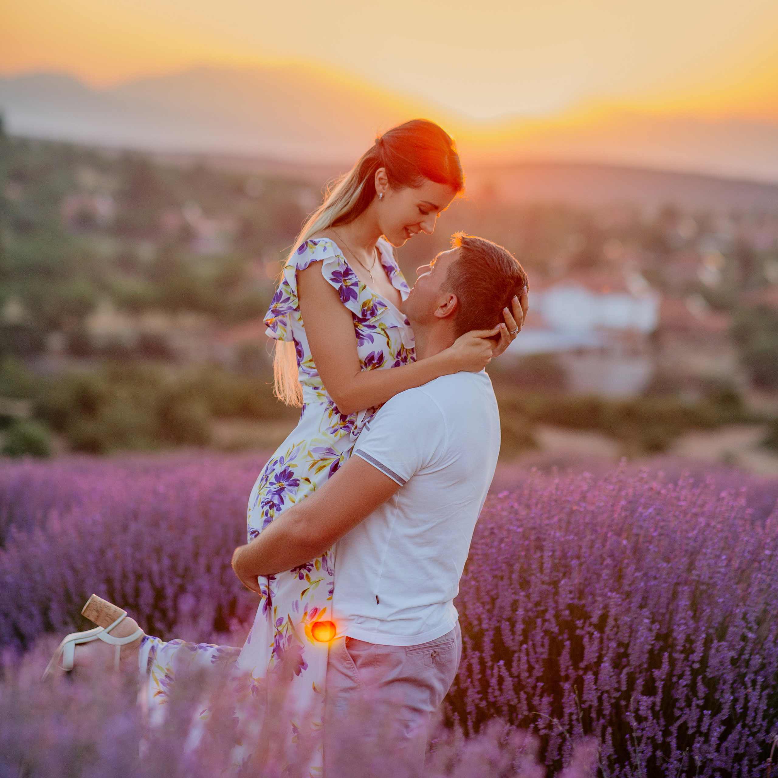 Couple photo session on a lavender field sunrise