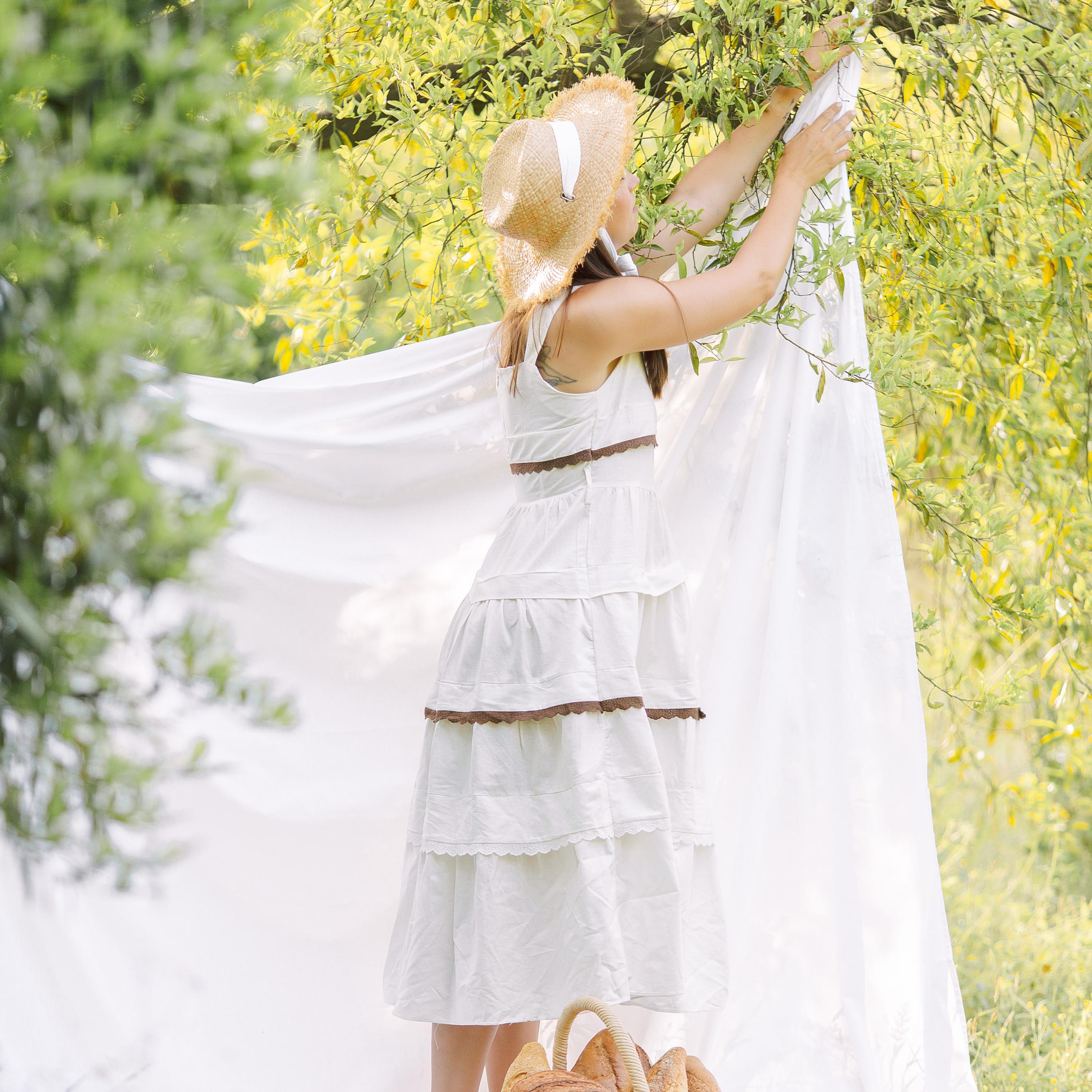 Концептуальная фотосессия с белым бельем в саду. Алсу Девели. Фотограф в Алании в Турции, Аланья, Сиде, Белек, Анталия, Кемер, Конаклы, Окурджалар. Фотосъемки в Алании. Фотосессия в Алания