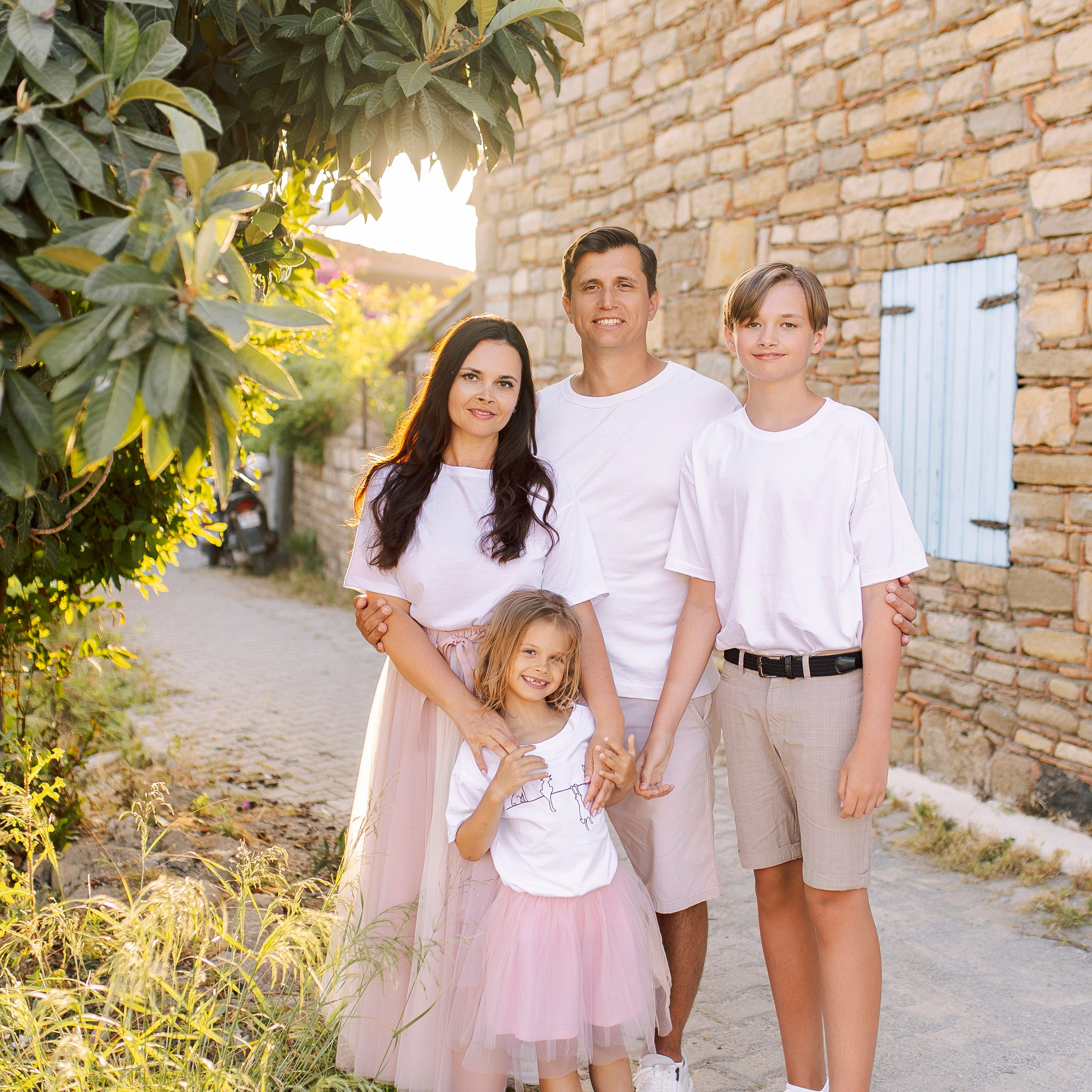 Sunset. Family photo session in the colorful streets of Side. Alsu Develi, Photographer in Turkey, Alanya, Side, Belek, Antalya, Kemer, Turkiye. Photoshooting in Alanya. Photosession in Belek, Side