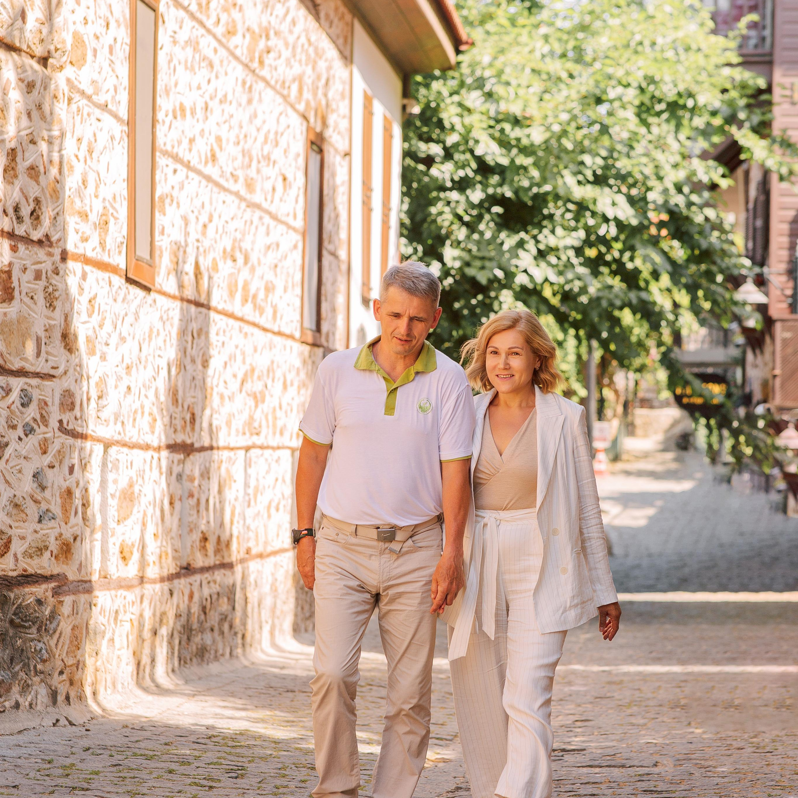 Day. Colorful streets. Family shooting near the Alanya fortress. Alanya. Alsu Develi, Photographer in Turkey, Alanya, Side, Belek, Antalya, Kemer, Turkiye. Photoshooting in Alanya. Photosession in Belek, Side