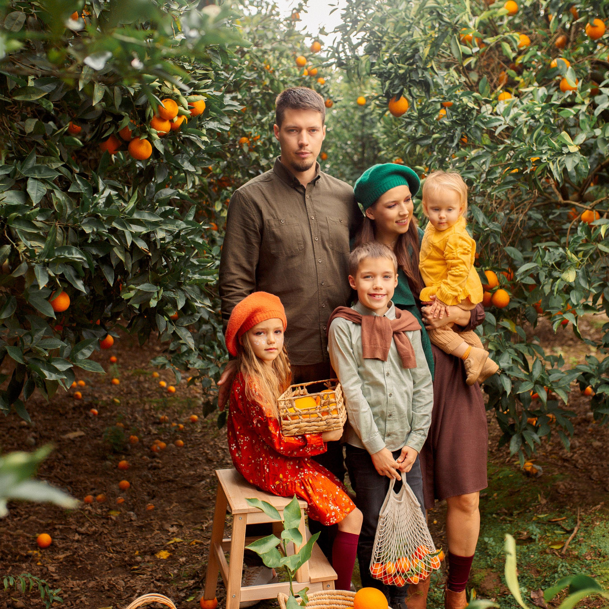 Семейная фотосессия в апельсиновом саду. Алсу Девели. Фотограф в Алании в Турции, Аланья, Сиде, Белек, Анталия, Кемер, Конаклы, Окурджалар. Фотосъемки в Алании. Фотосессия в Алания