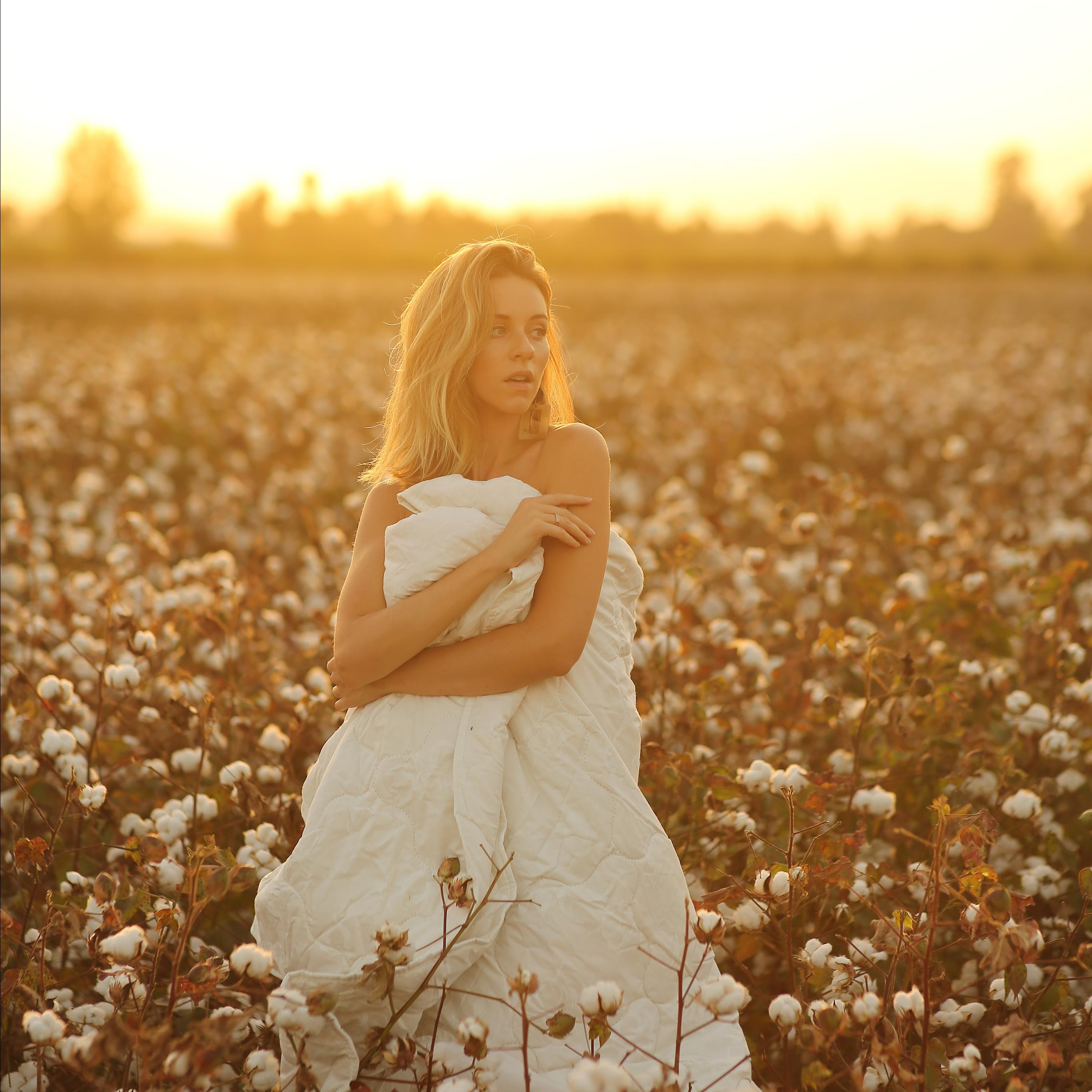 Photo session in the cotton field