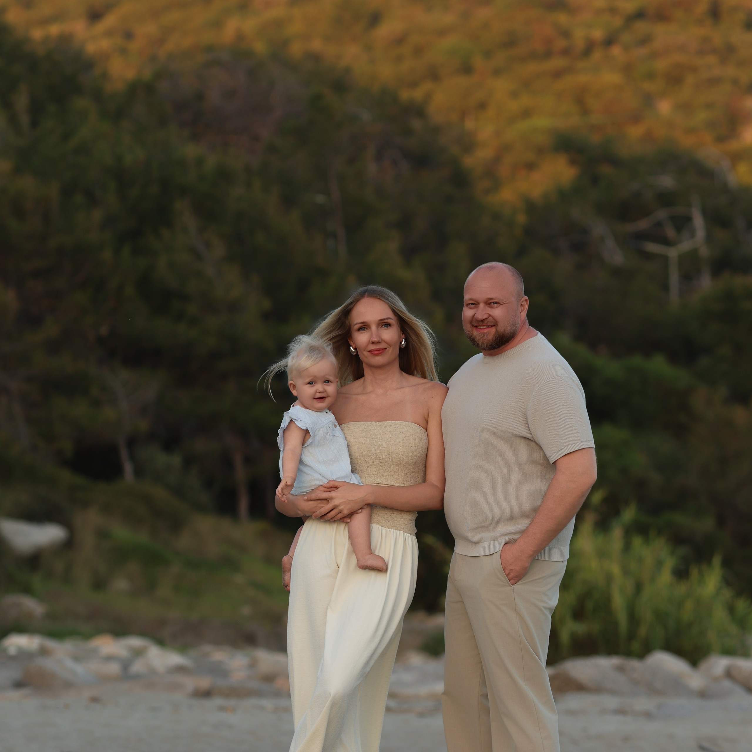 Family photoshoot at sunset in Alanya. Professional Photographer in Alanya, Side, Belek, Antalya. Turkiye