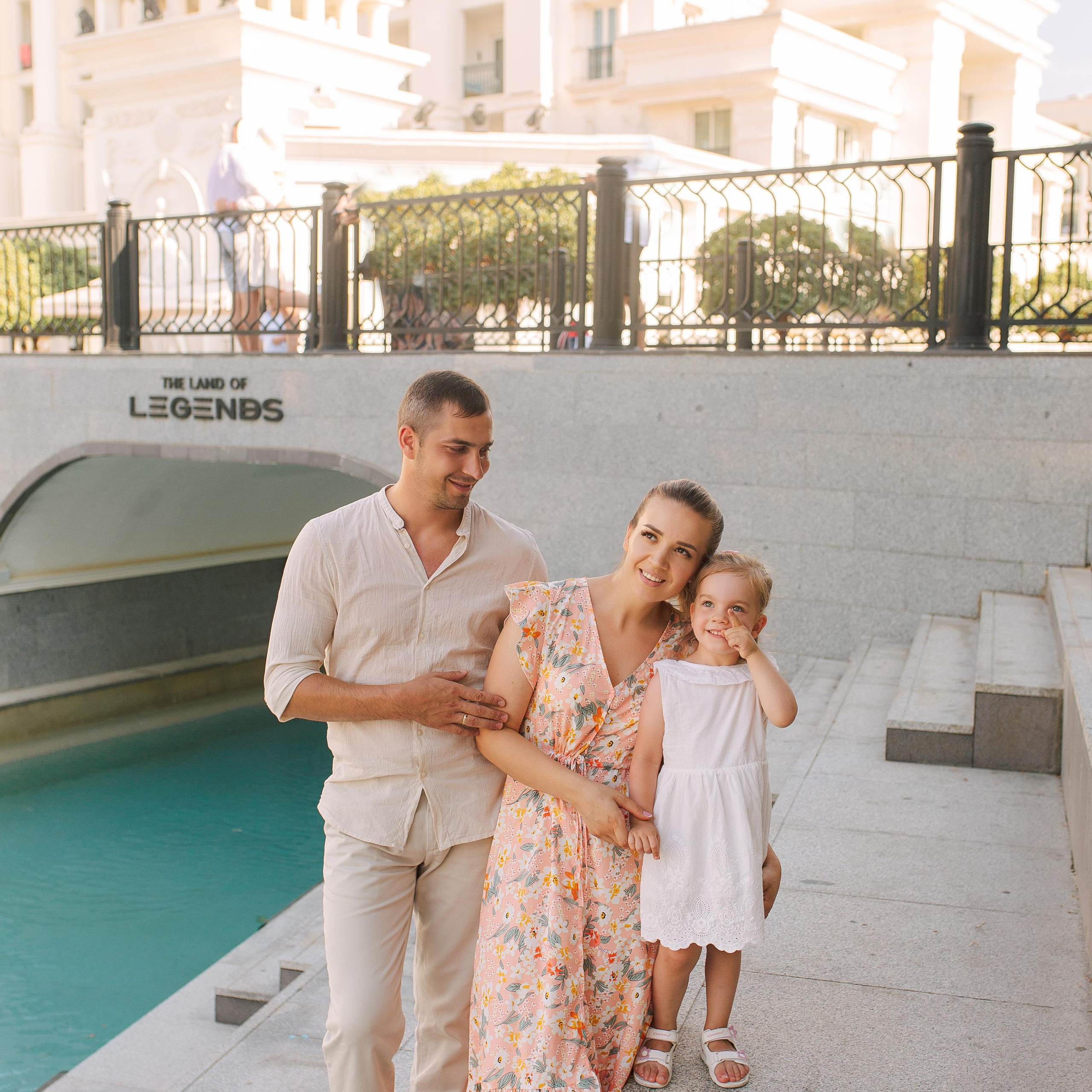 Family photo session in the Land of Legends park. Alsu Develi, Photographer in Turkey, Alanya, Side, Belek, Antalya, Kemer, Turkiye. Photoshooting in Alanya. Photosession in Belek, Side