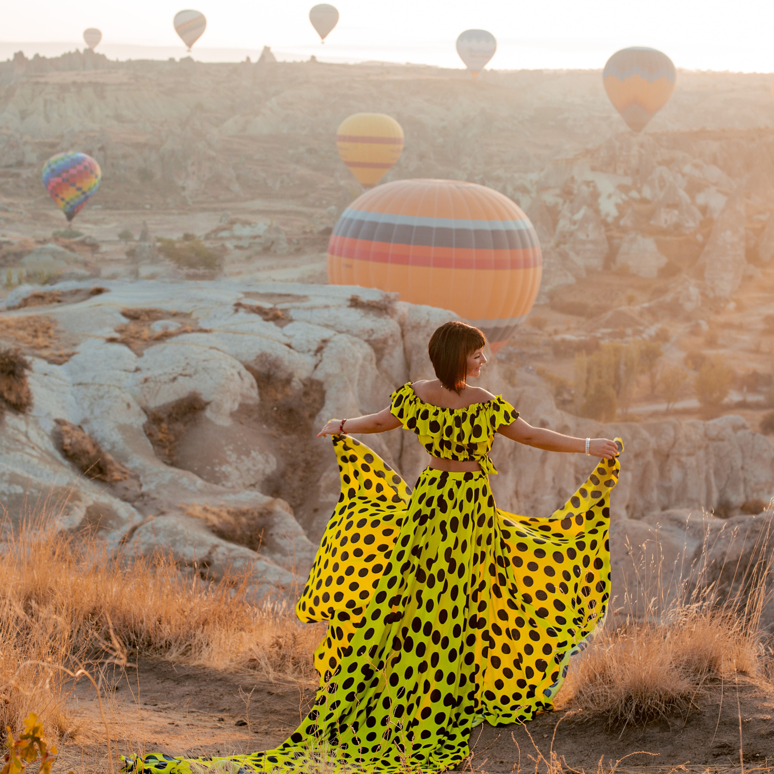 Photo shoot in Cappadocia against the backdrop of floating balloons. Alsu Develi, Photographer in Turkey, Alanya, Side, Belek, Antalya, Kemer, Turkiye. Photoshooting in Alanya. Photosession in Belek, Side