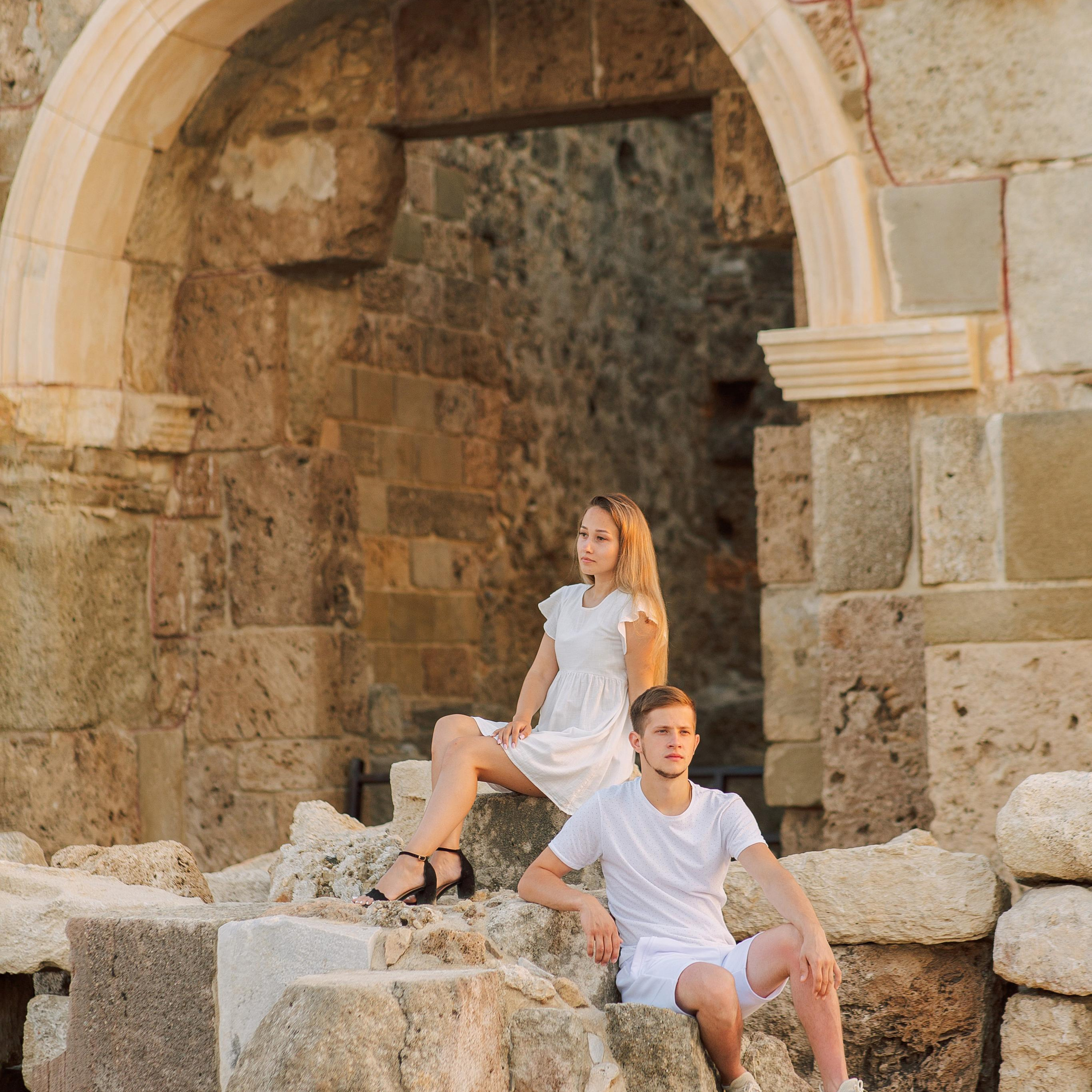Couple photo shoot in the ancient city of Side at sunrise. Alsu Develi, Photographer in Turkey, Alanya, Side, Belek, Antalya, Kemer, Turkiye. Photoshooting in Alanya. Photosession in Belek, Side