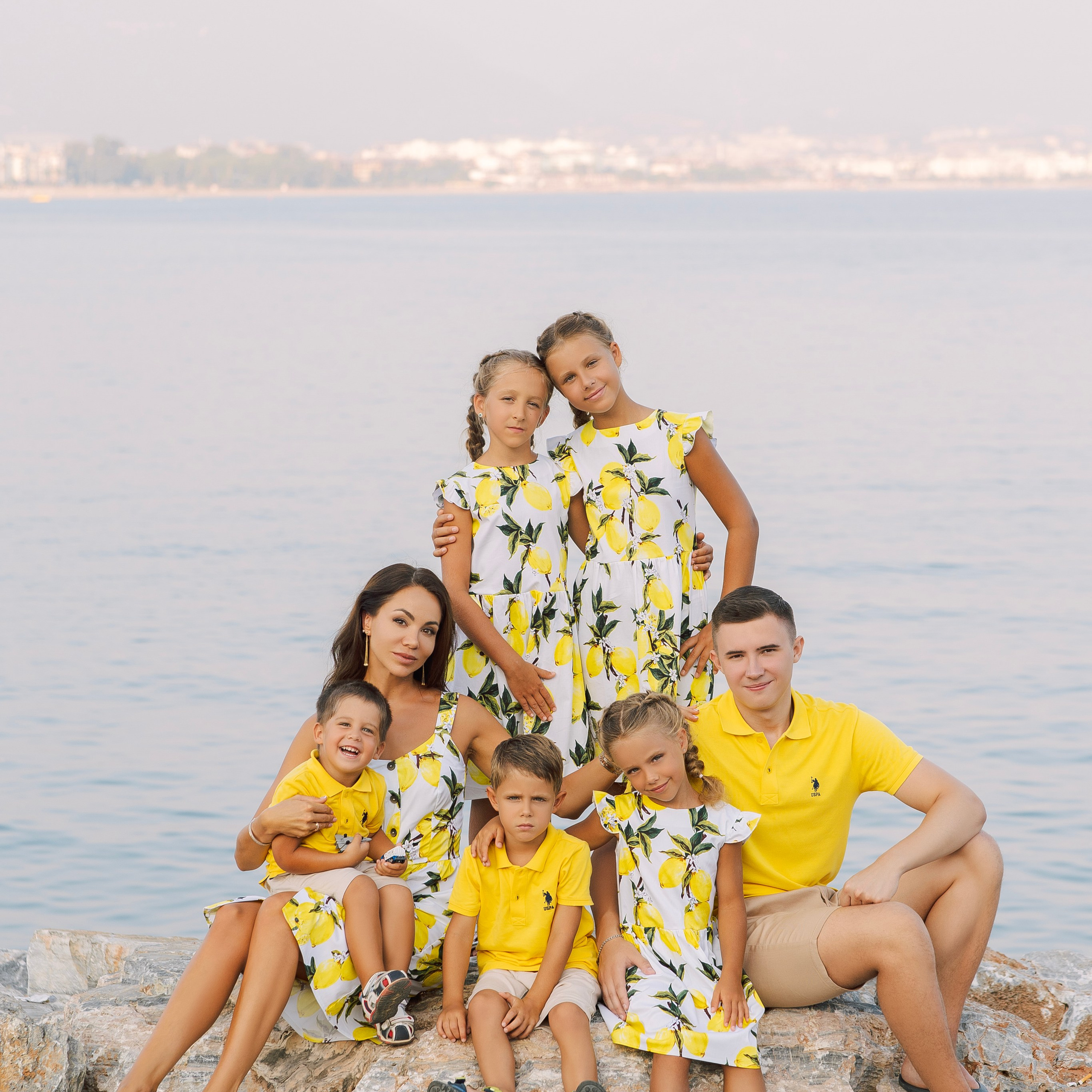 Фотосессия для большой и нарядной семьи в порту Аланьи. Алсу Девели. Фотограф в Алании в Турции, Аланья, Сиде, Белек, Анталия, Кемер, Конаклы, Окурджалар. Фотосъемки в Алании. Фотосессия в Алания