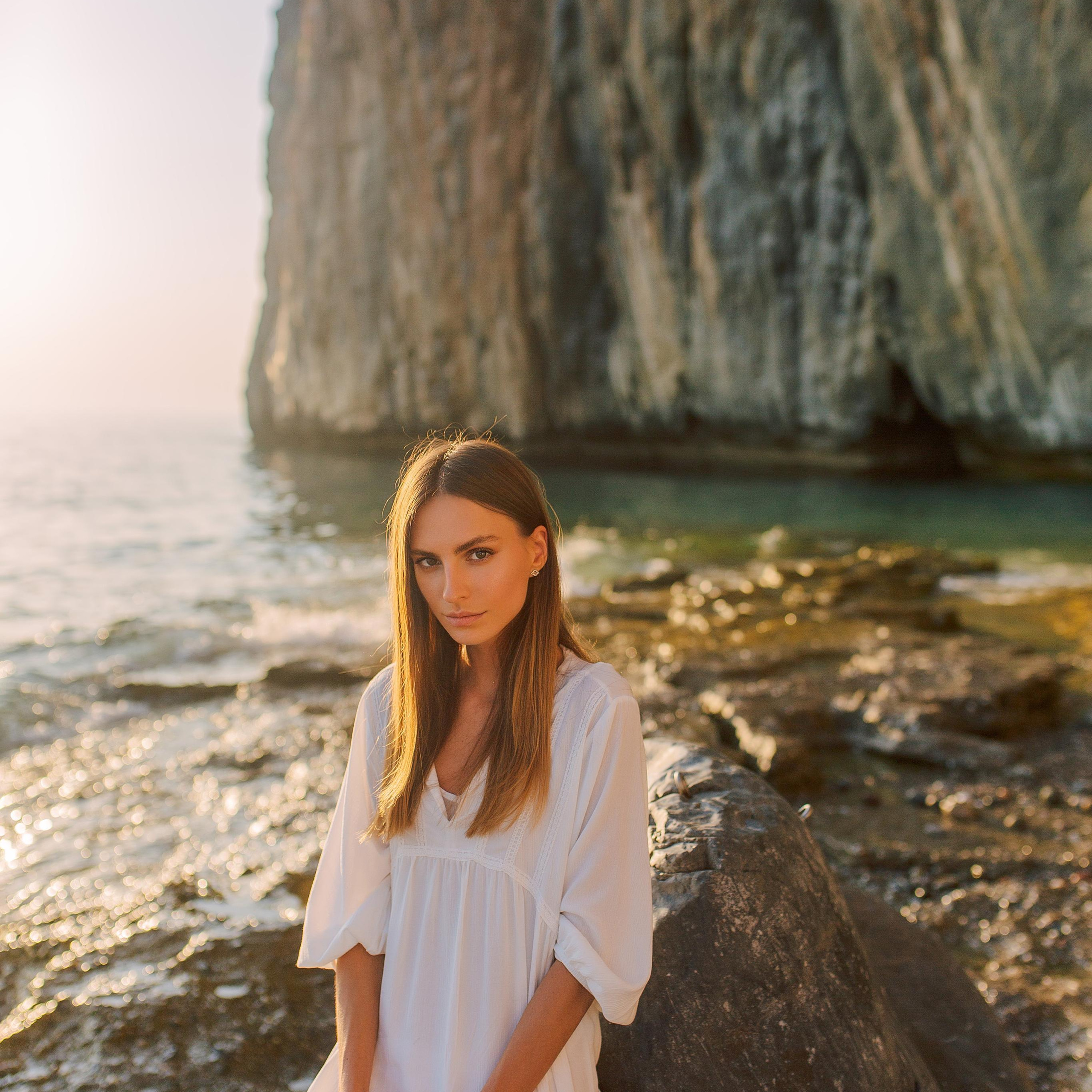 Photo shoot at the junction of the red mountain and the sea at sunset. Alsu Develi, Photographer in Turkey, Alanya, Side, Belek, Antalya, Kemer, Turkiye. Photoshooting in Alanya. Photosession in Belek, Side
