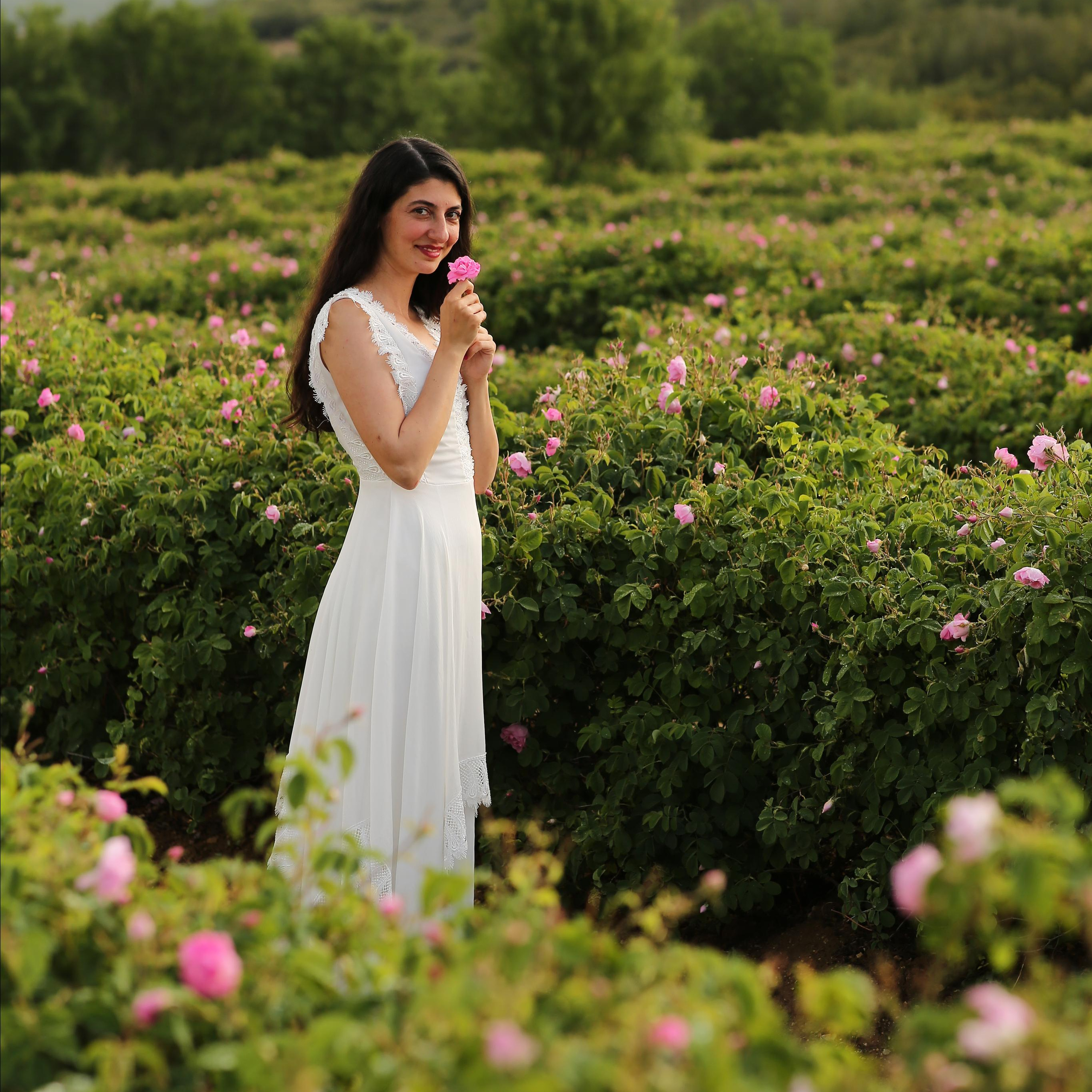 Фотосессия в розарии. Алсу Девели. Фотограф в Алании в Турции, Аланья, Сиде, Белек, Анталия, Кемер, Конаклы, Окурджалар. Фотосъемки в Алании. Фотосессия в Алания