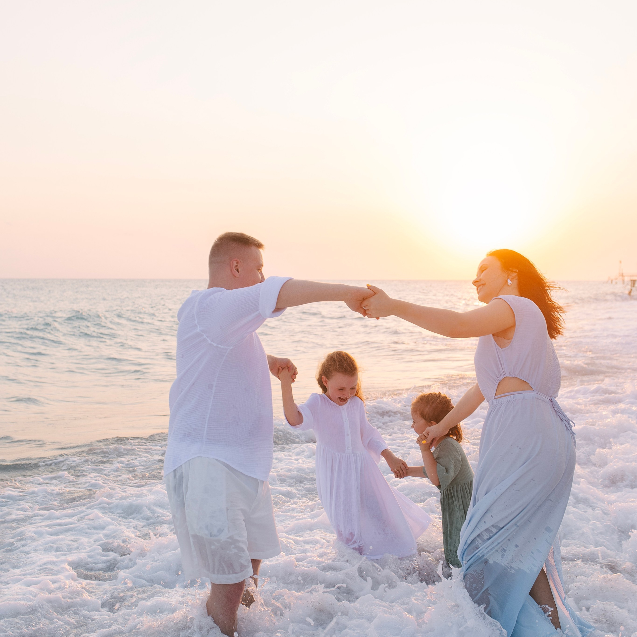 Family photo session on the beach in Side at sunset. Alsu Develi, Photographer in Turkey, Alanya, Side, Belek, Antalya, Kemer, Turkiye. Photoshooting in Alanya. Photosession in Belek, Side