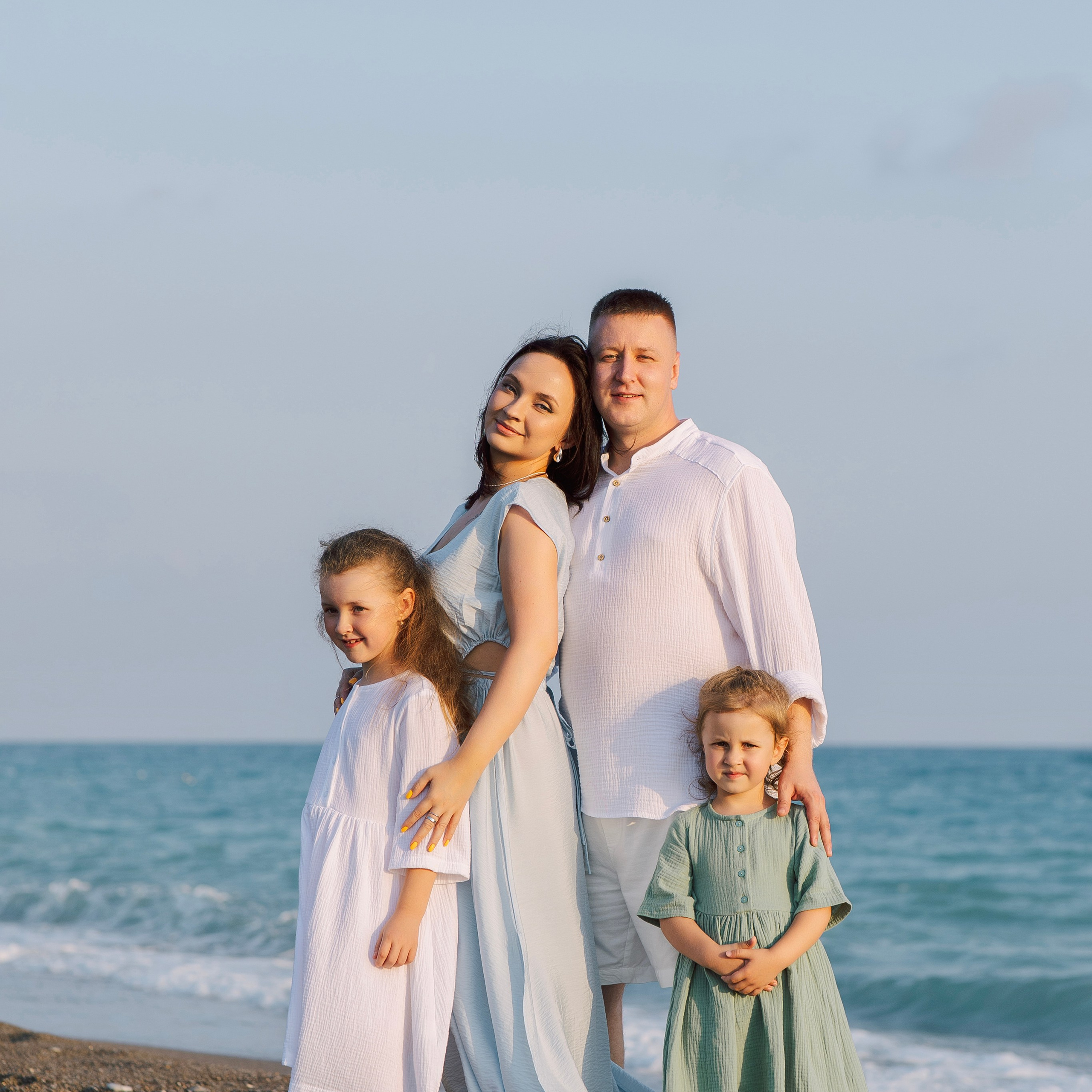 Family photo session on the beach in Side at sunset. Alsu Develi, Photographer in Turkey, Alanya, Side, Belek, Antalya, Kemer, Turkiye. Photoshooting in Alanya. Photosession in Belek, Side