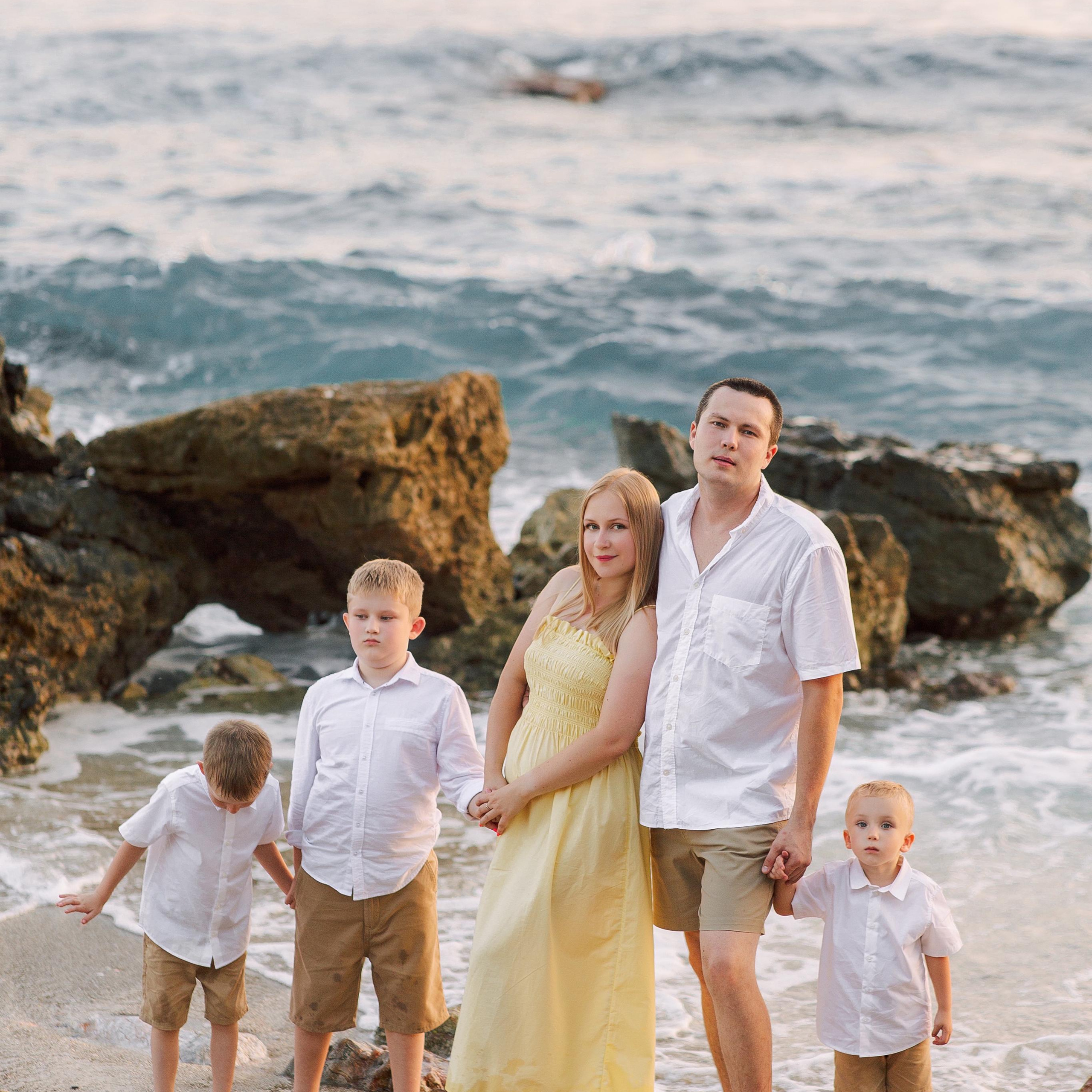 Family photo session on Cleopatra Beach at sunset. Alsu Develi, Photographer in Turkey, Alanya, Side, Belek, Antalya, Kemer, Turkiye. Photoshooting in Alanya. Photosession in Belek, Side