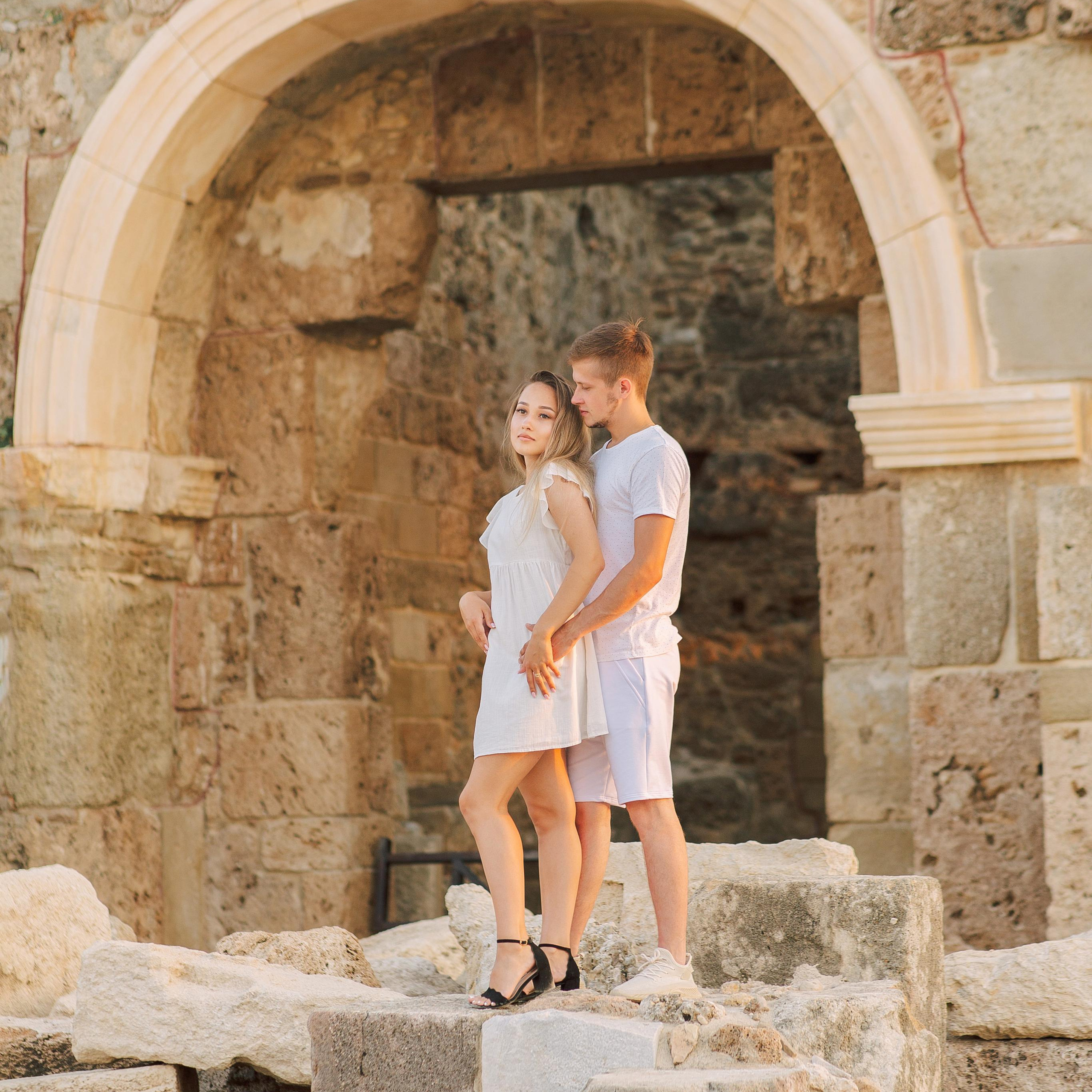 Couple photo shoot in the ancient city of Side at sunrise. Alsu Develi, Photographer in Turkey, Alanya, Side, Belek, Antalya, Kemer, Turkiye. Photoshooting in Alanya. Photosession in Belek, Side