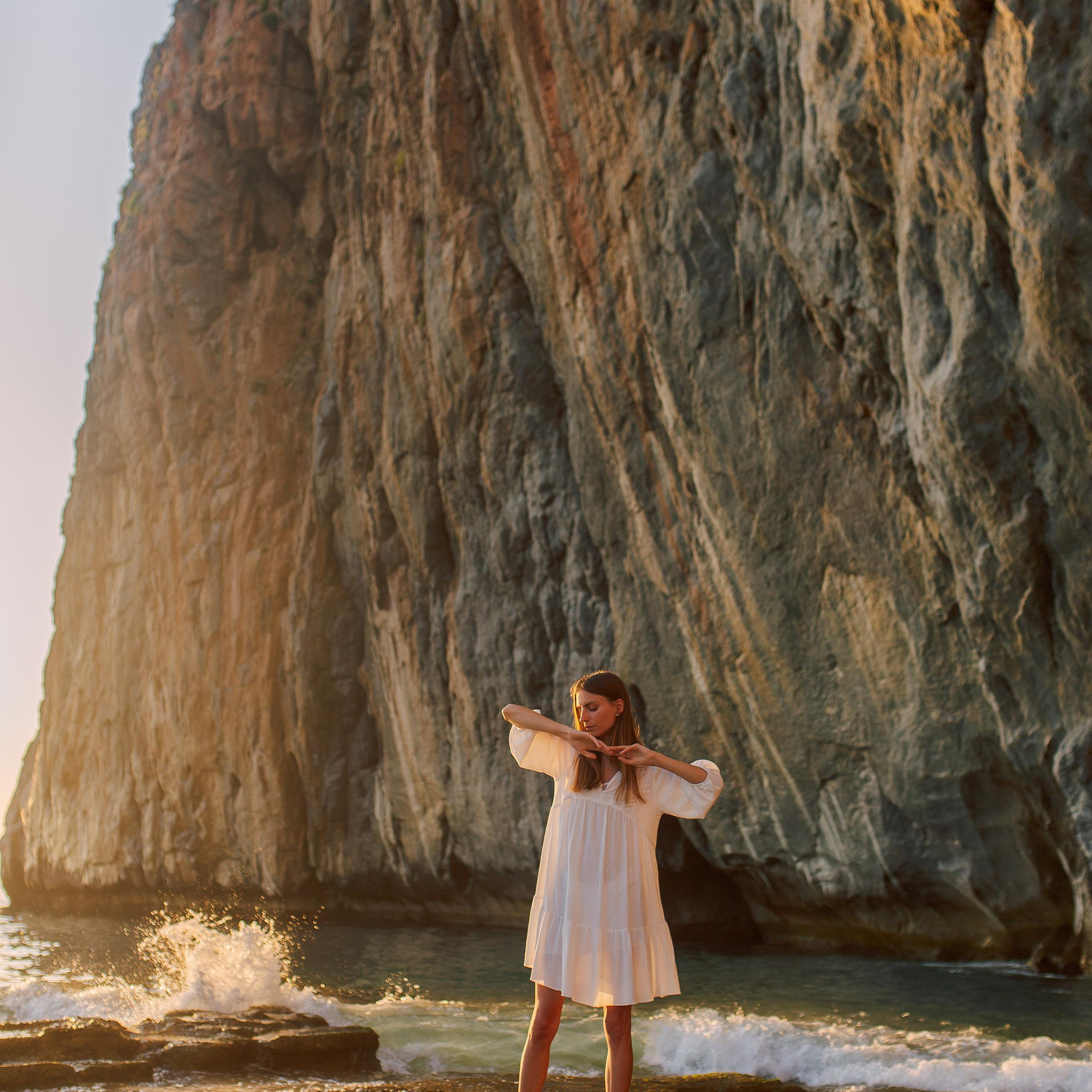 Photoshooting at the junction of the red mountain and the sea at sunset. Alsu Develi, Photographer in Turkey, Alanya, Side, Belek, Antalya, Kemer, Turkiye. Photoshooting in Alanya. Photosession in Belek, Side