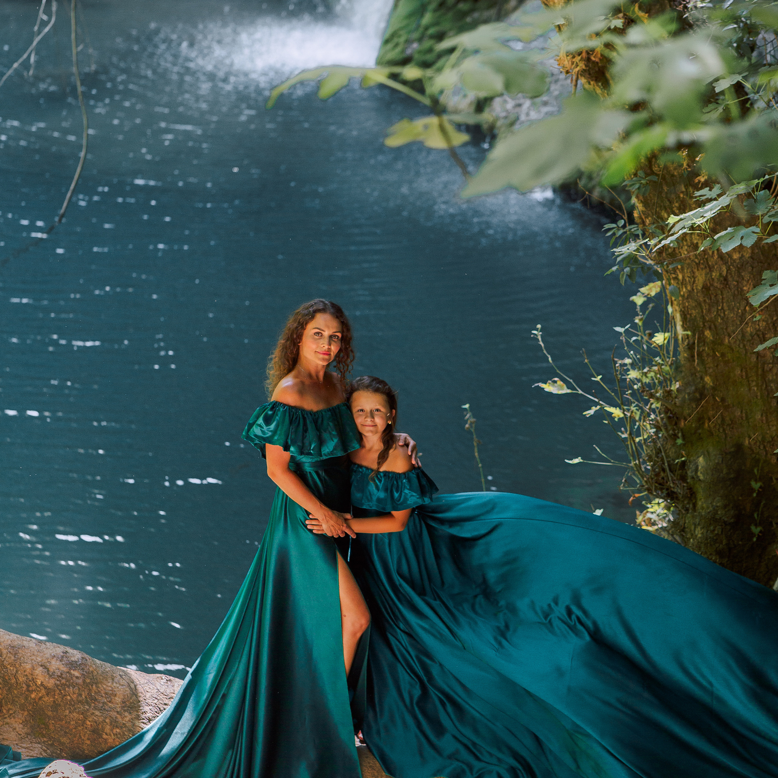 Photo shoot at the waterfall for mom and daughter. Alsu Develi, Photographer in Turkey, Alanya, Side, Belek, Antalya, Kemer, Turkiye. Photoshooting in Alanya. Photosession in Belek, Side