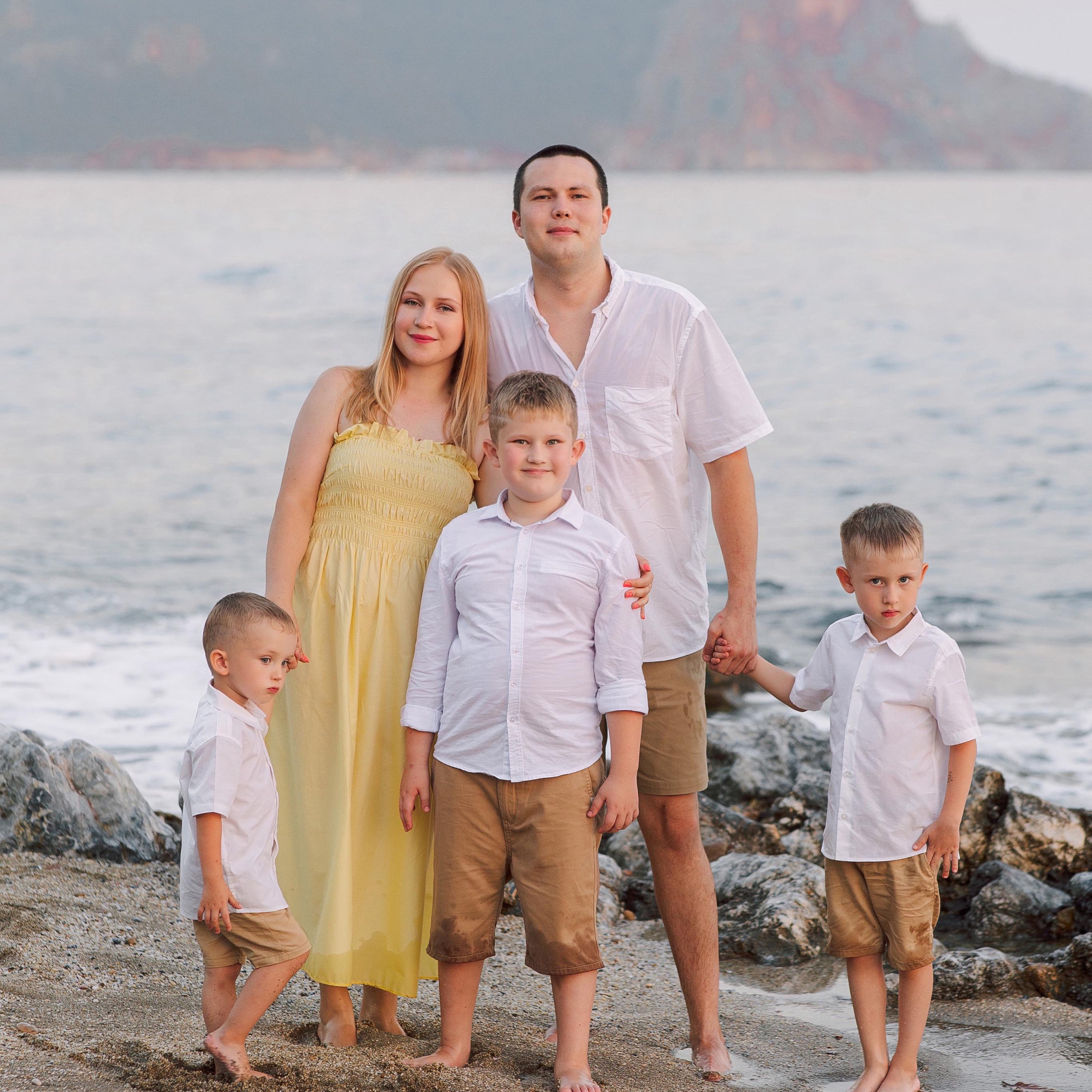 Family photo session on Cleopatra Beach at sunset. Alsu Develi, Photographer in Turkey, Alanya, Side, Belek, Antalya, Kemer, Turkiye. Photoshooting in Alanya. Photosession in Belek, Side