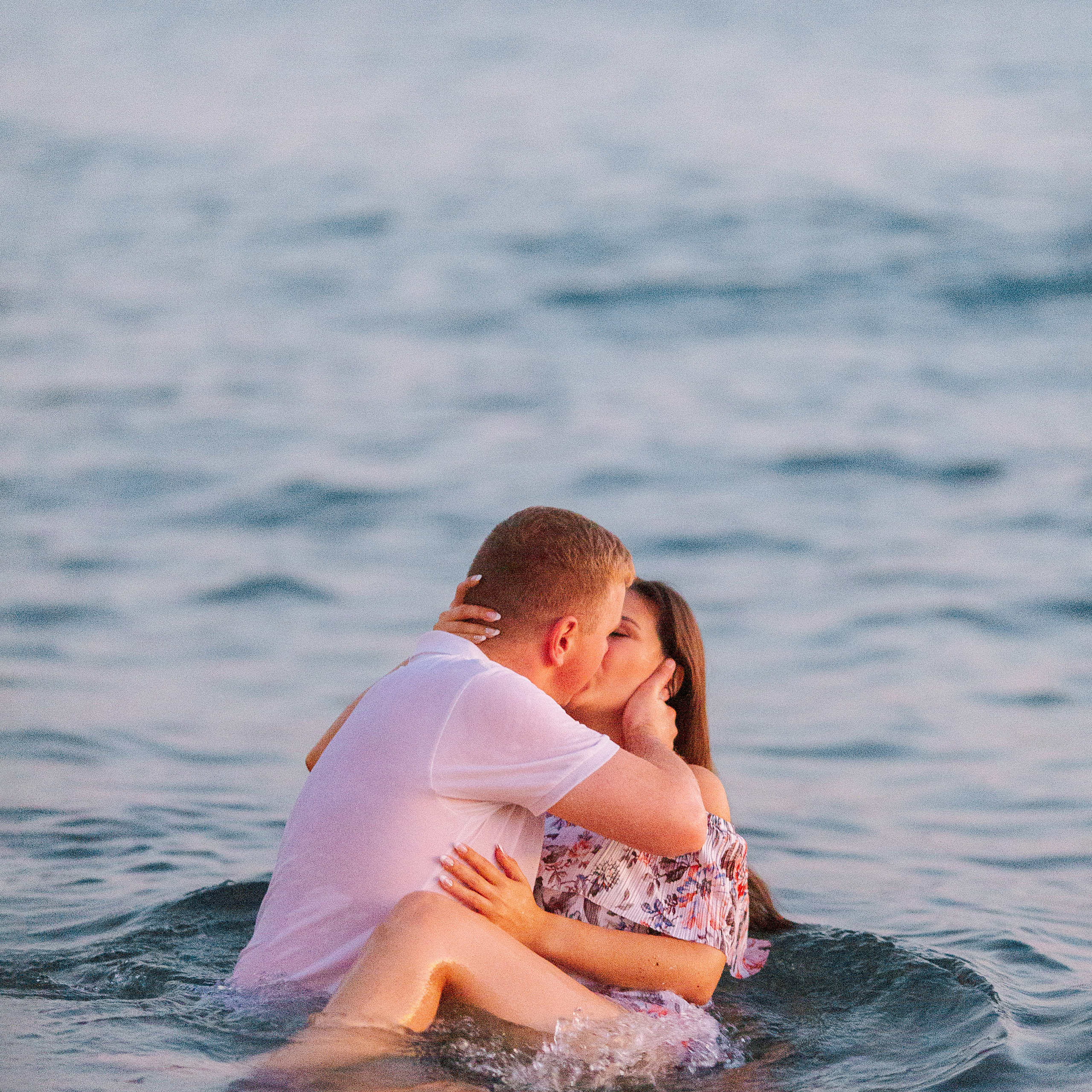 Photo session of newlyweds in Alanya at sunset on Cleopatra beach. Alsu Develi, Photographer in Turkey, Alanya, Side, Belek, Antalya, Kemer, Turkiye. Photoshooting in Alanya. Photosession in Belek, Side