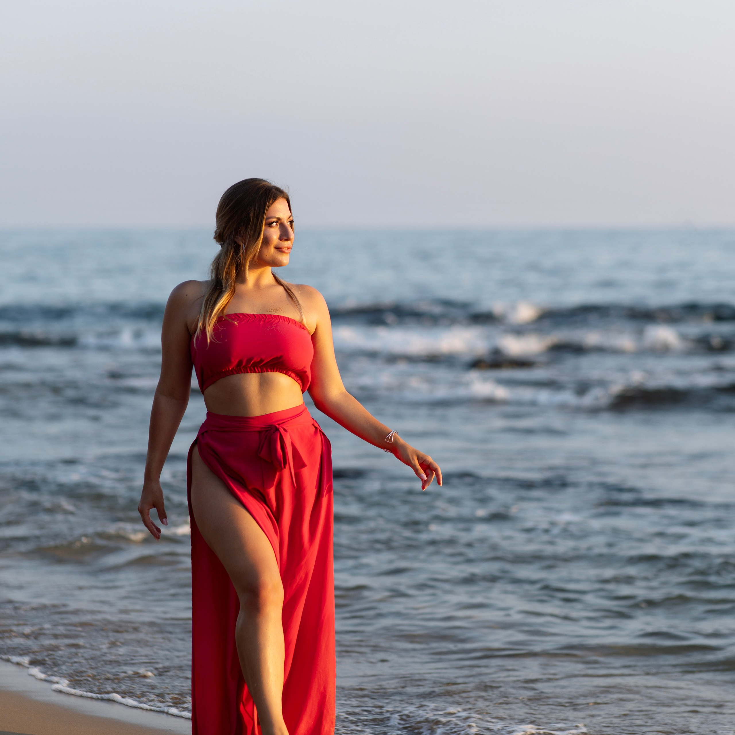 Скалы. Фотосессия на пляже со скалами. Алсу Девели. Фотограф в Алании в Турции, Аланья, Сиде, Белек, Анталия, Кемер, Конаклы, Окурджалар. Фотосъемки в Алании. Фотосессия в Алания