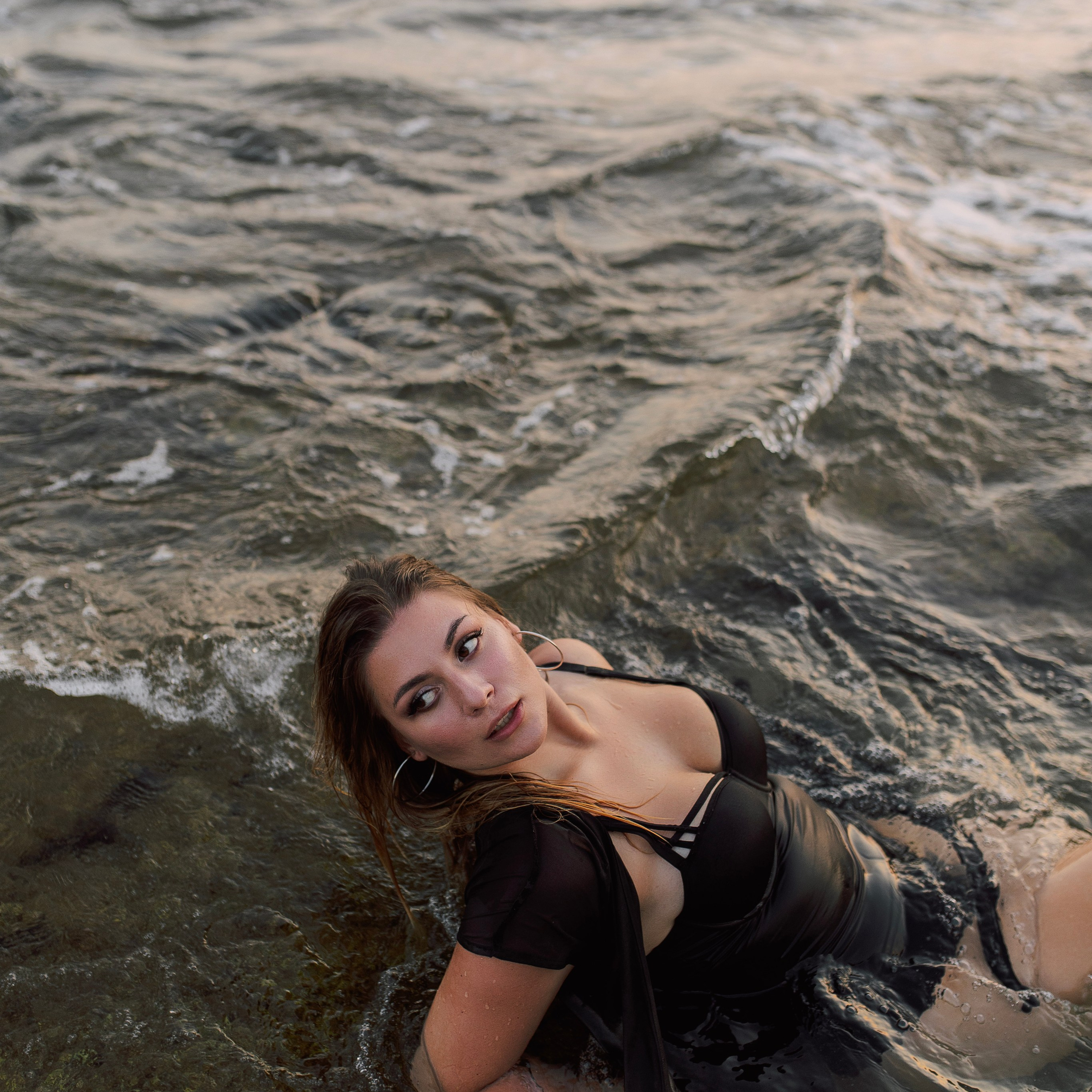 Скалы. Фотосессия на пляже со скалами. Алсу Девели. Фотограф в Алании в Турции, Аланья, Сиде, Белек, Анталия, Кемер, Конаклы, Окурджалар. Фотосъемки в Алании. Фотосессия в Алания