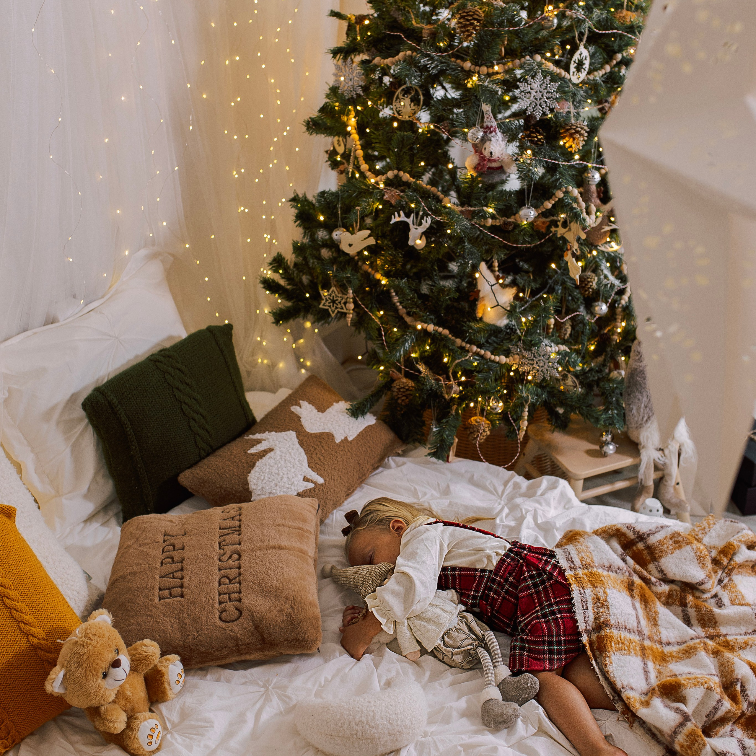 New Year’s family photo shoot…. Alsu Develi, Photographer in Turkey, Alanya, Side, Belek, Antalya, Kemer, Turkiye. Photoshooting in Alanya. Photosession in Belek, Side