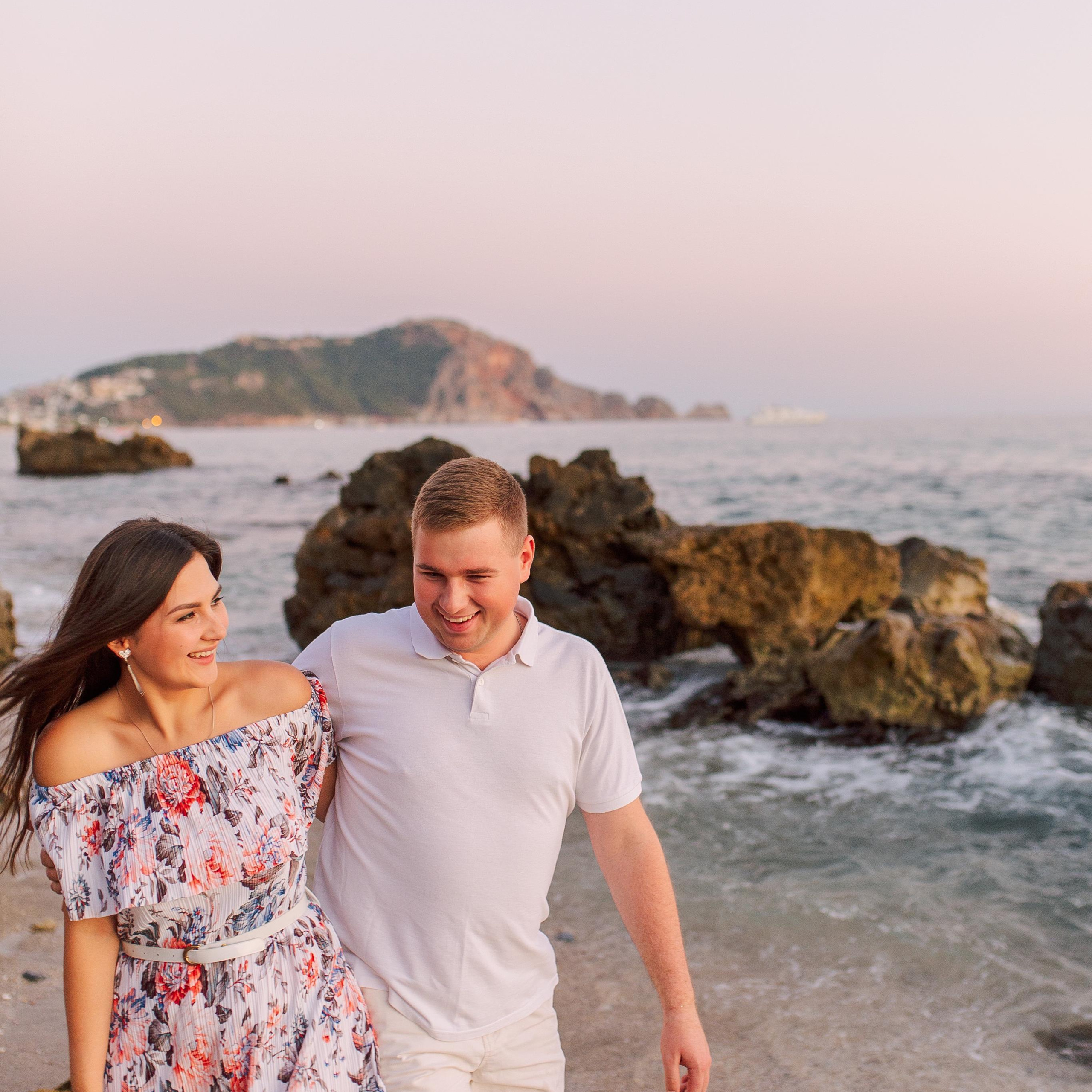 Photo session of newlyweds in Alanya at sunset on Cleopatra beach. Alsu Develi, Photographer in Turkey, Alanya, Side, Belek, Antalya, Kemer, Turkiye. Photoshooting in Alanya. Photosession in Belek, Side
