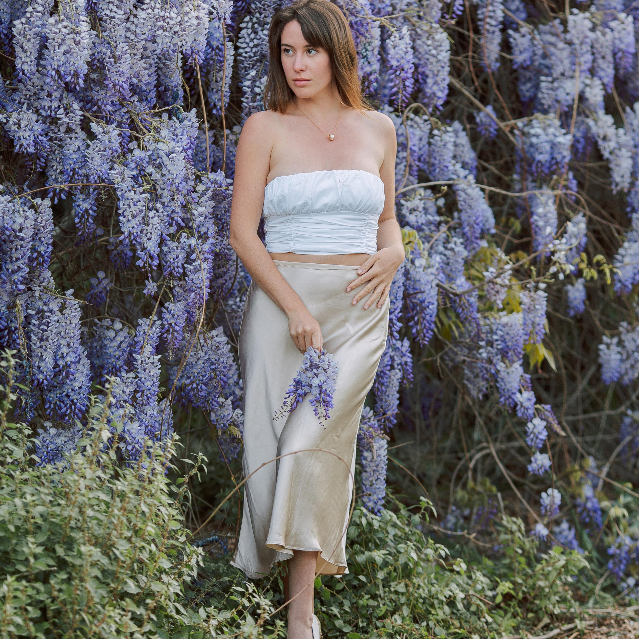 Photo shoot with wisteria. Alsu Develi, Photographer in Turkey, Alanya, Side, Belek, Antalya, Kemer, Turkiye. Photoshooting in Alanya. Photosession in Belek, Side