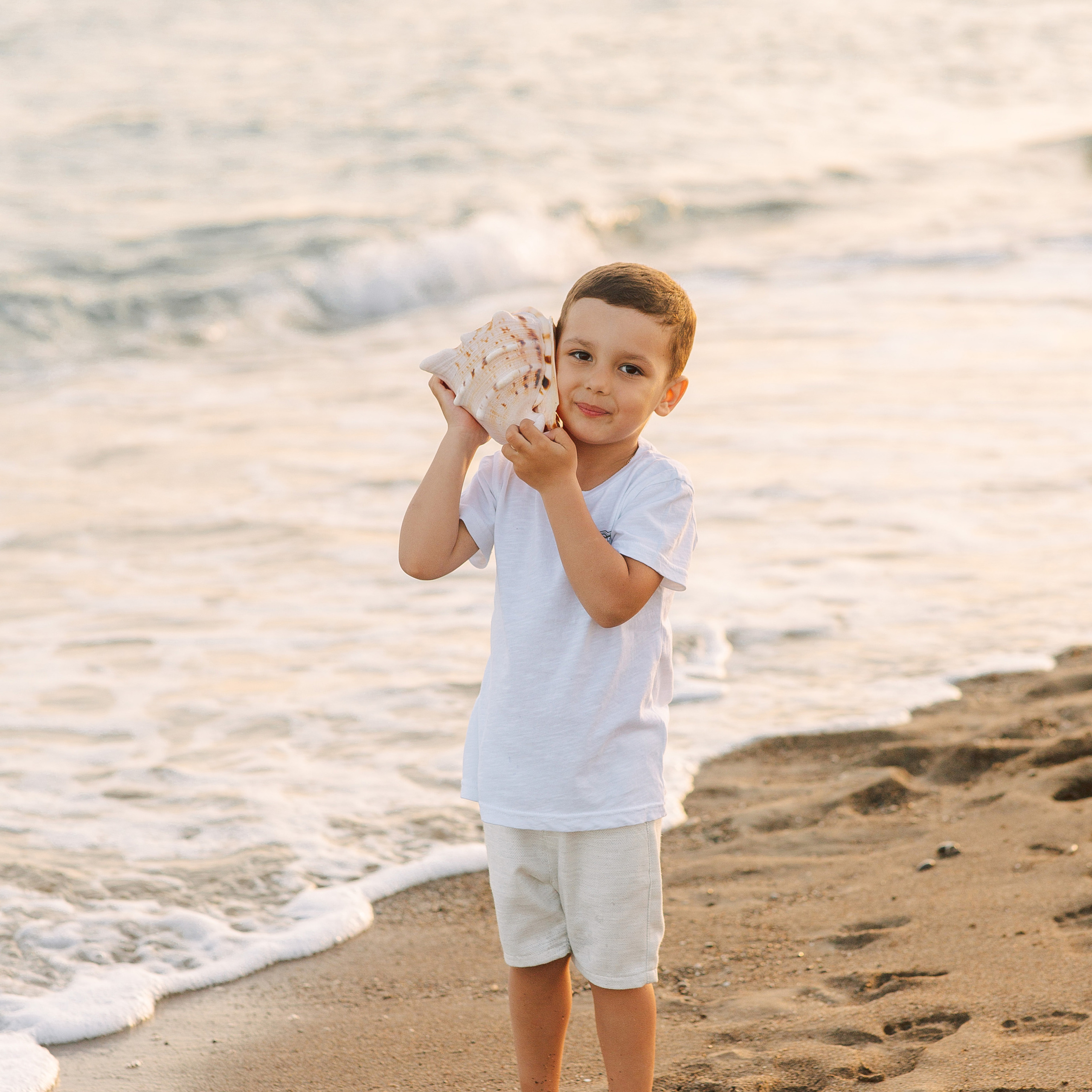 Family photo shoot on the beach in Belek at sunset. Alsu Develi, Photographer in Turkey, Alanya, Side, Belek, Antalya, Kemer, Turkiye. Photoshooting in Alanya. Photosession in Belek, Side