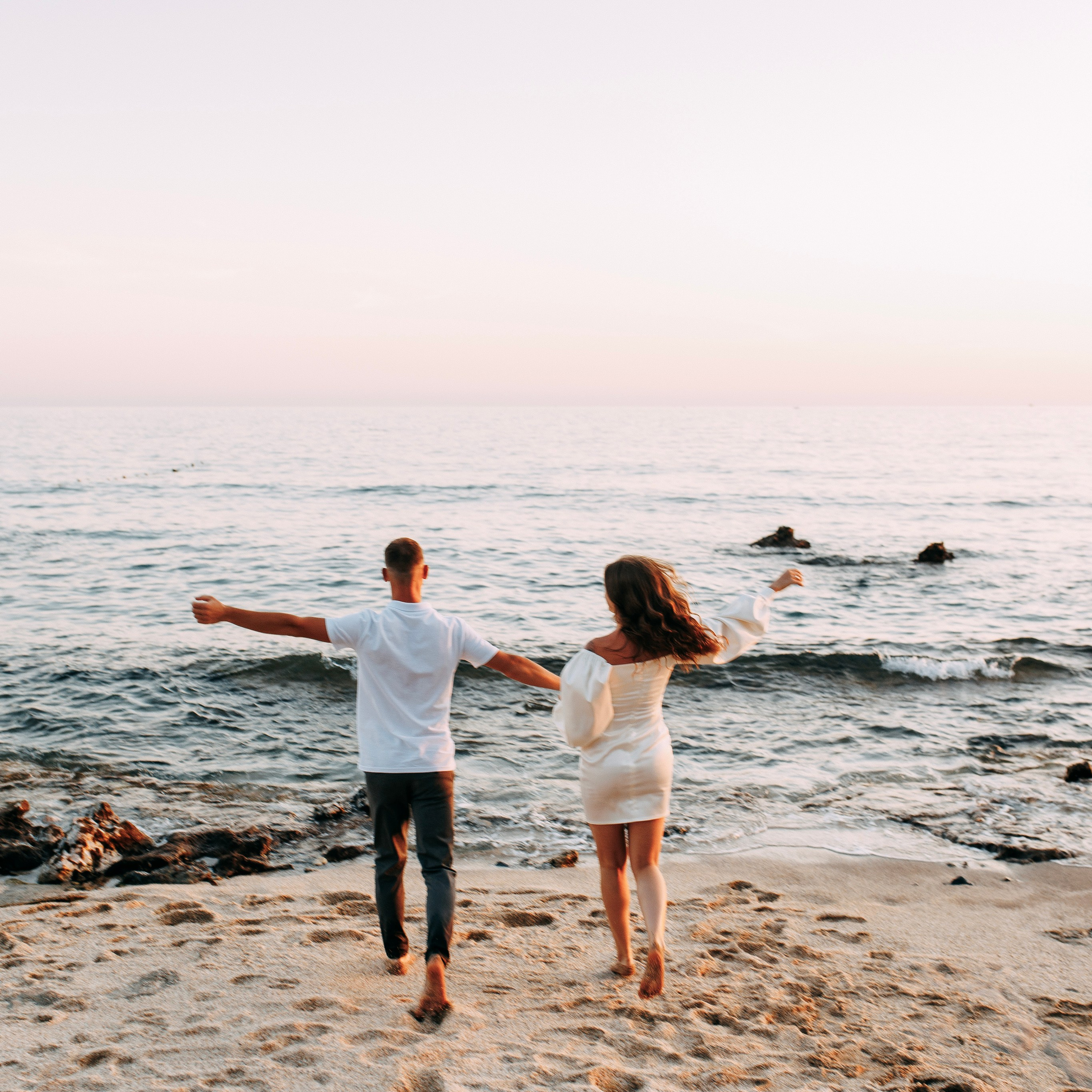 Sunset.Beach. Love story on Cleopatra beach at sunset. Alanya. Alsu Develi, Photographer in Turkey, Alanya, Side, Belek, Antalya, Kemer, Turkiye. Photoshooting in Alanya. Photosession in Belek, Side