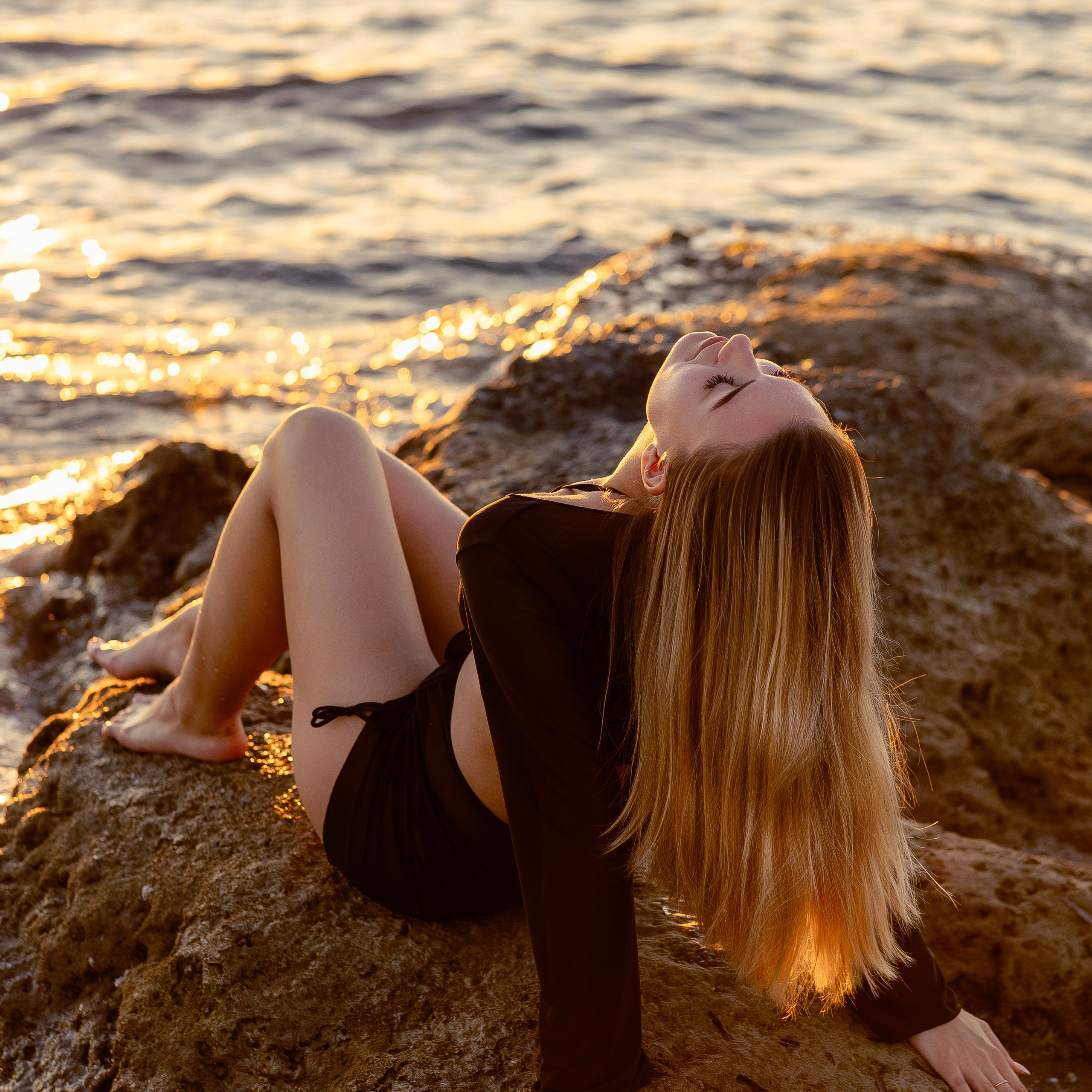 Закат в Сиде Дикие скалы и спокойное море Женская портретная фотосессия. Professional Photographer in Alanya, Side, Belek, Antalya. Turkiye