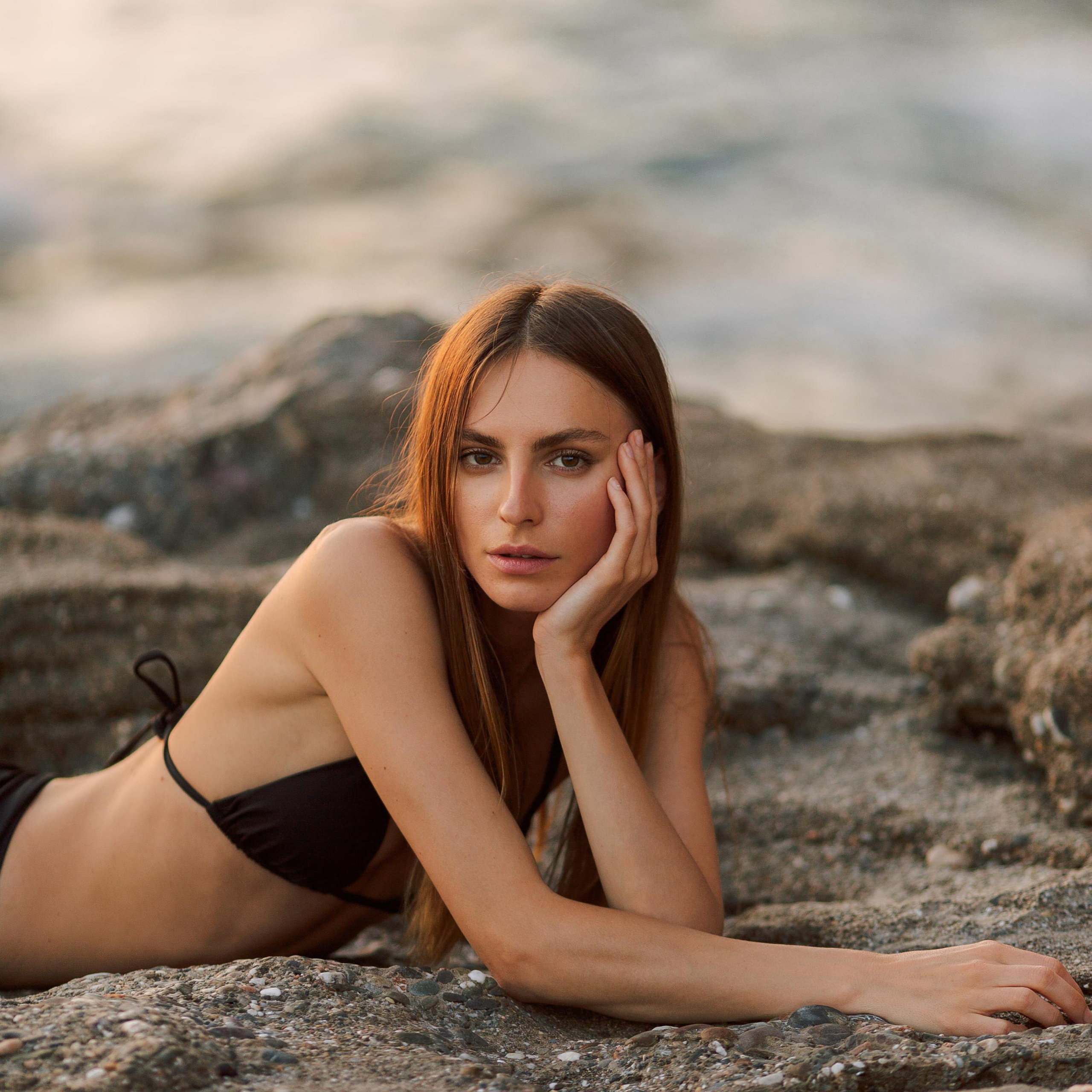 Photoshooting at the junction of the red mountain and the sea at sunset. Alsu Develi, Photographer in Turkey, Alanya, Side, Belek, Antalya, Kemer, Turkiye. Photoshooting in Alanya. Photosession in Belek, Side