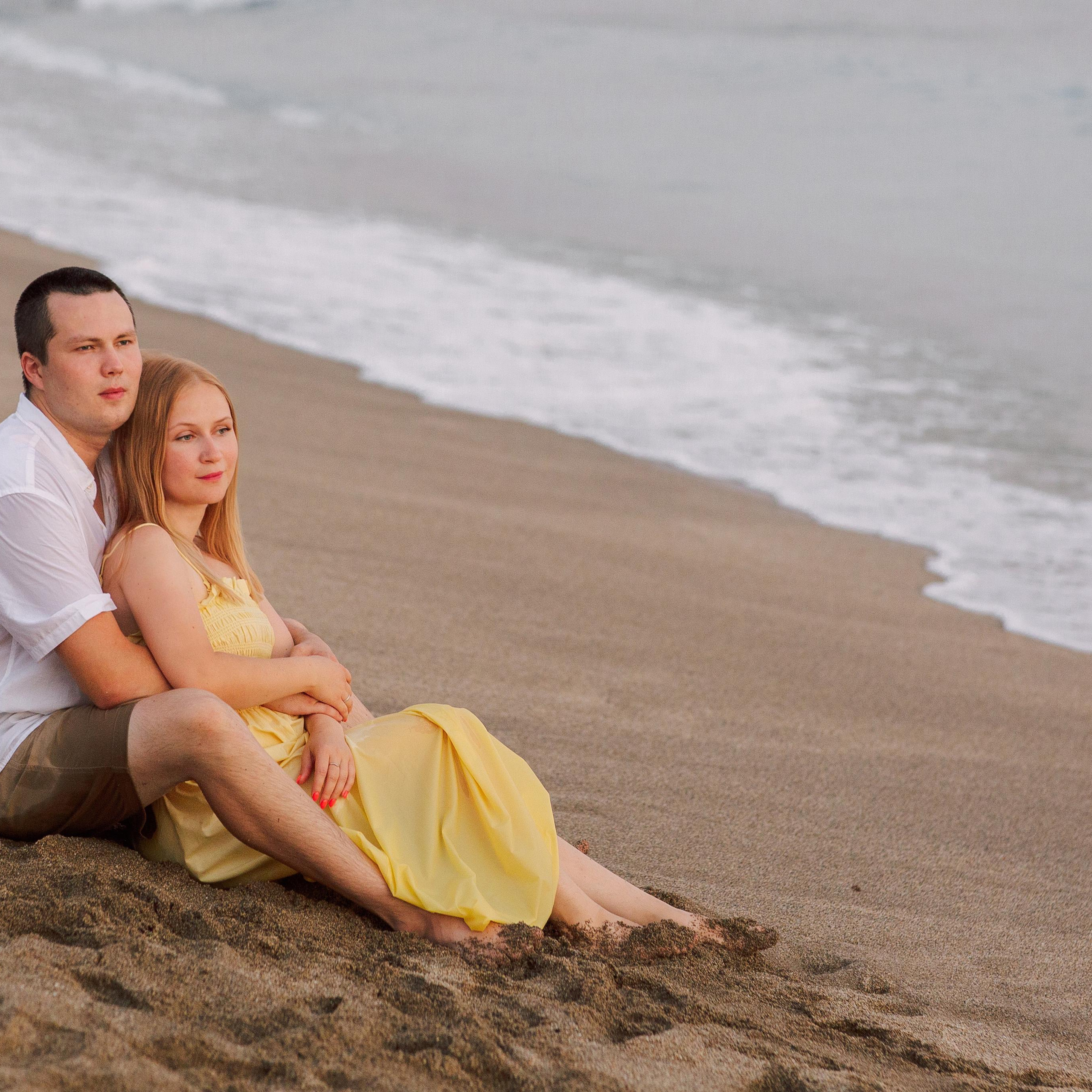 Family photo session on Cleopatra Beach at sunset. Alsu Develi, Photographer in Turkey, Alanya, Side, Belek, Antalya, Kemer, Turkiye. Photoshooting in Alanya. Photosession in Belek, Side
