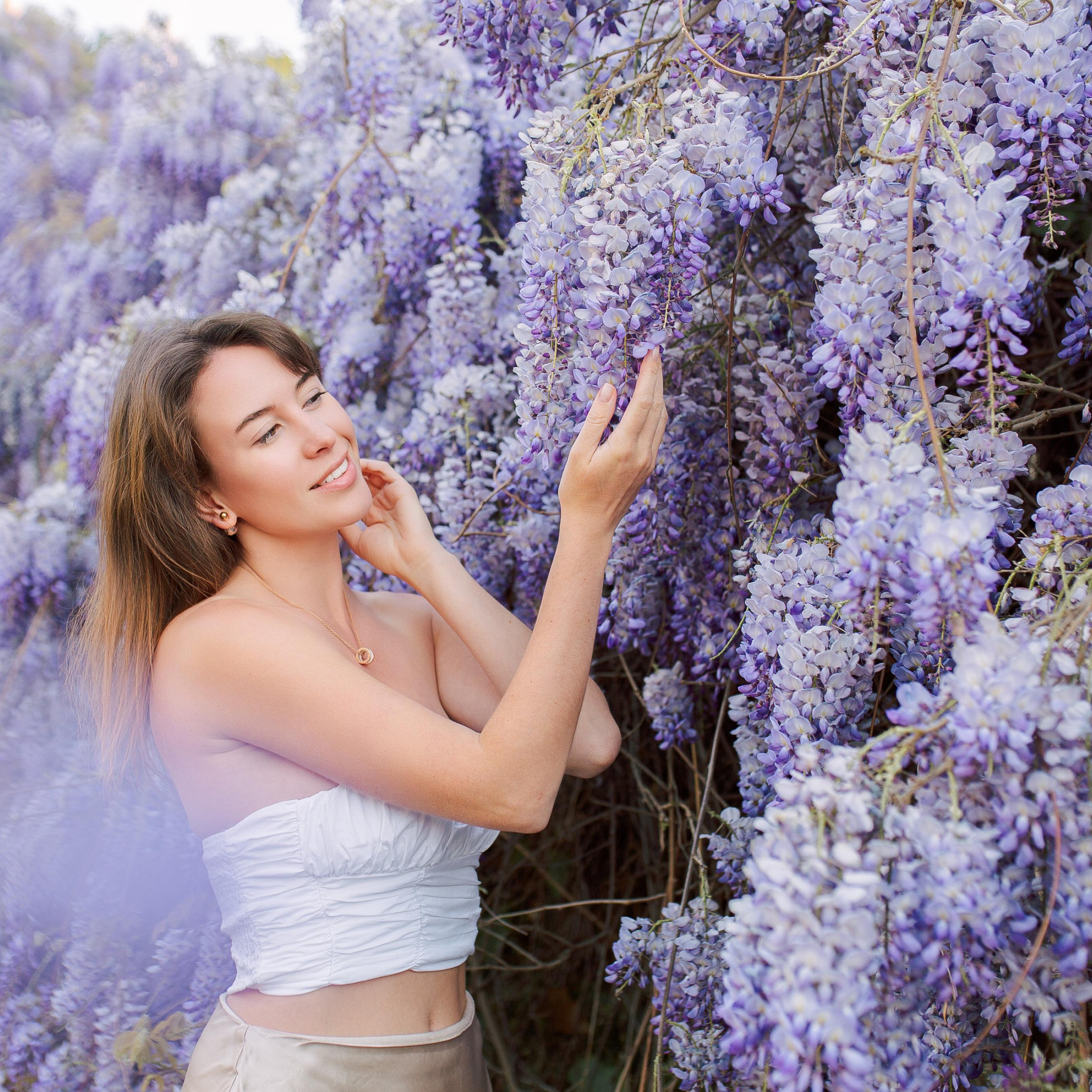 Photo shoot with wisteria. Alsu Develi, Photographer in Turkey, Alanya, Side, Belek, Antalya, Kemer, Turkiye. Photoshooting in Alanya. Photosession in Belek, Side