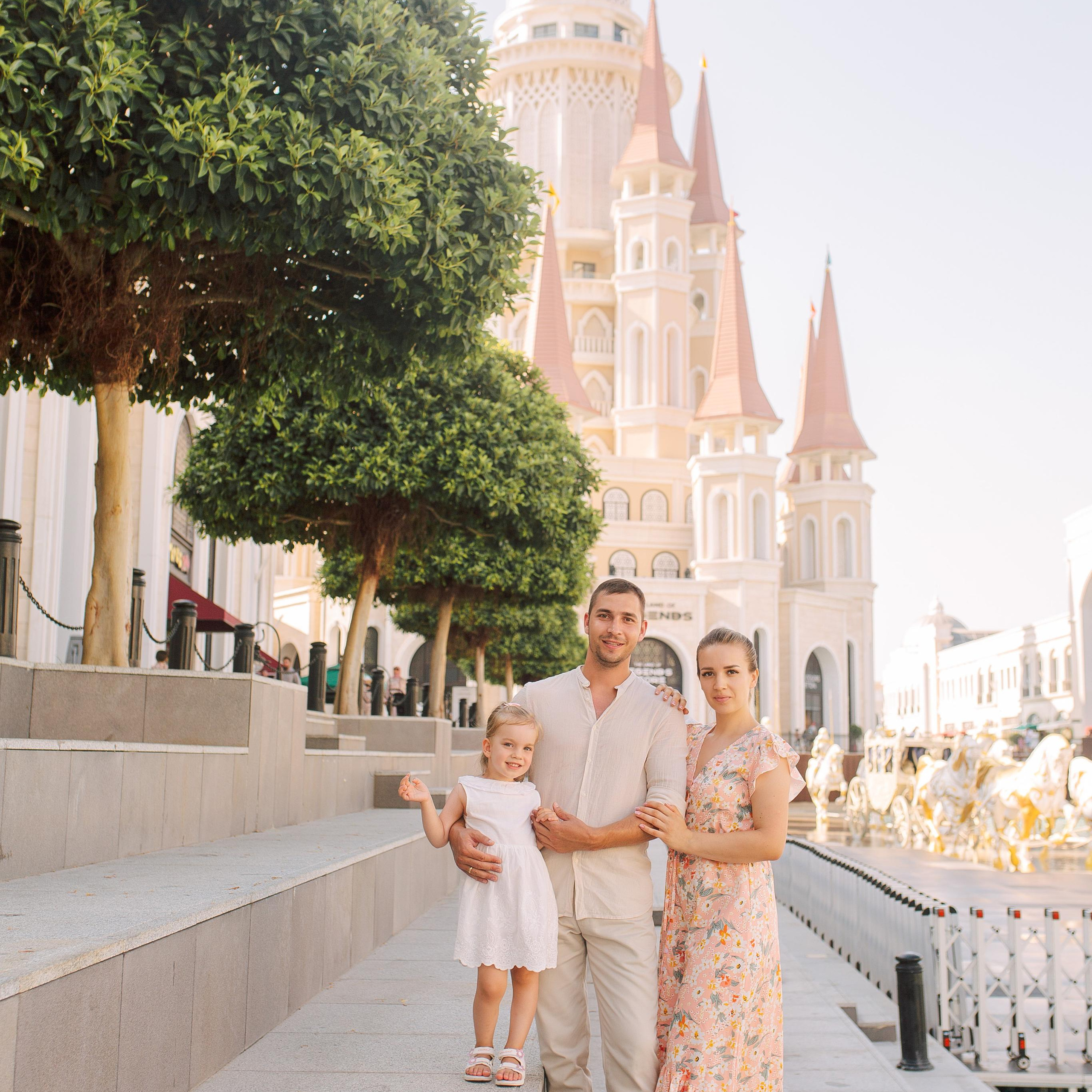 Family photo session in the Land of Legends park. Alsu Develi, Photographer in Turkey, Alanya, Side, Belek, Antalya, Kemer, Turkiye. Photoshooting in Alanya. Photosession in Belek, Side