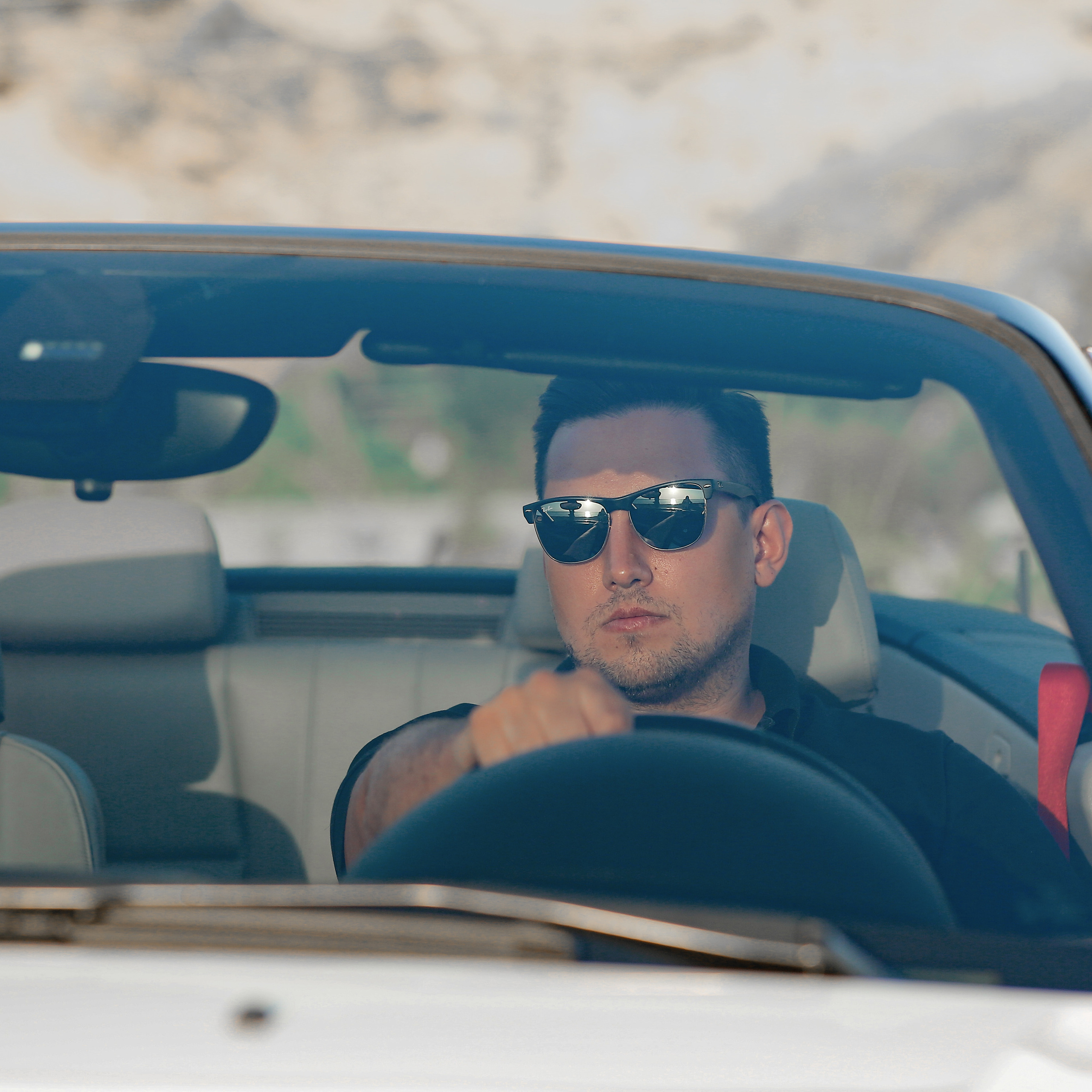 Filming for content with a cabriolet. Alsu Develi, Photographer in Turkey, Alanya, Side, Belek, Antalya, Kemer, Turkiye. Photoshooting in Alanya. Photosession in Belek, Side