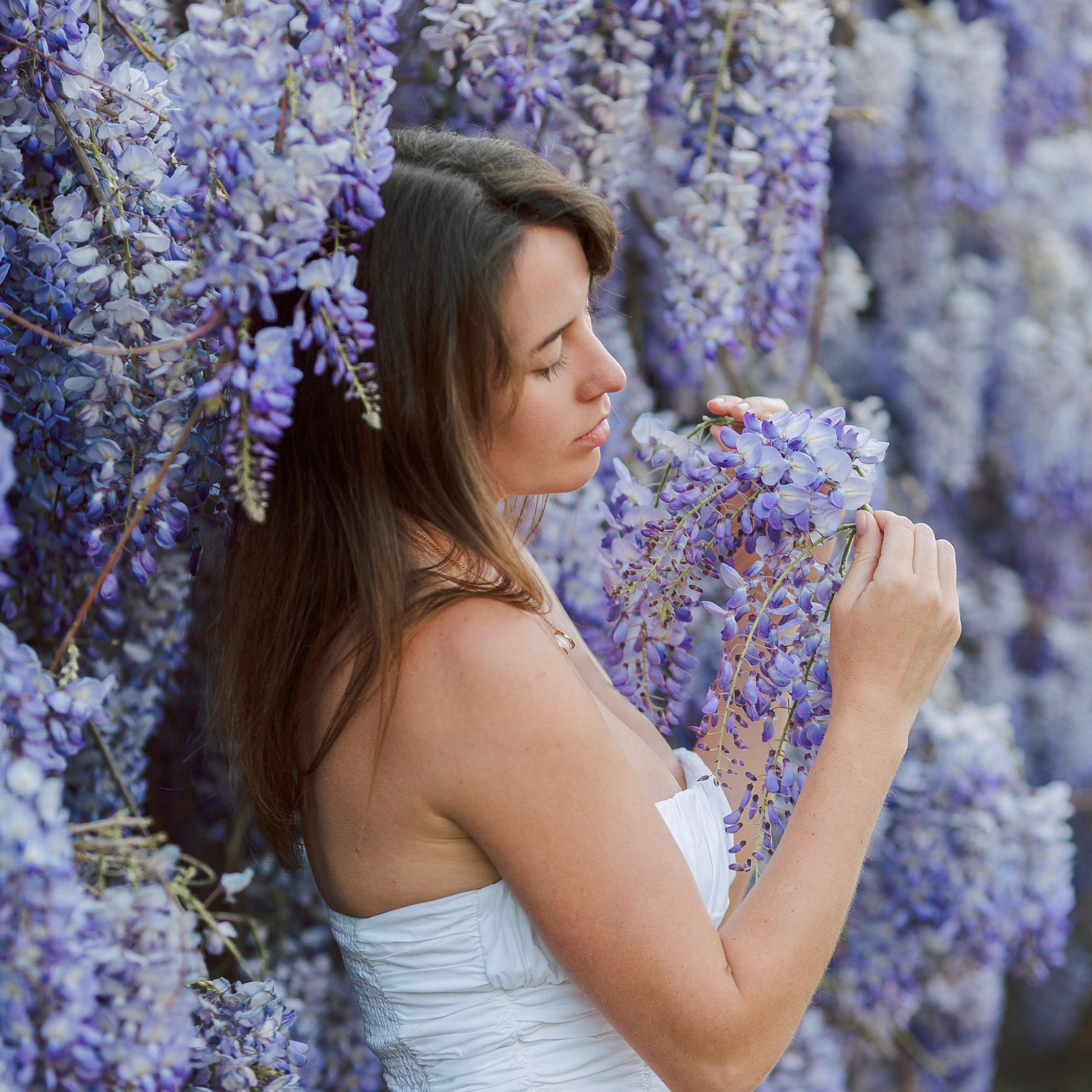 Photo shoot with wisteria. Alsu Develi, Photographer in Turkey, Alanya, Side, Belek, Antalya, Kemer, Turkiye. Photoshooting in Alanya. Photosession in Belek, Side