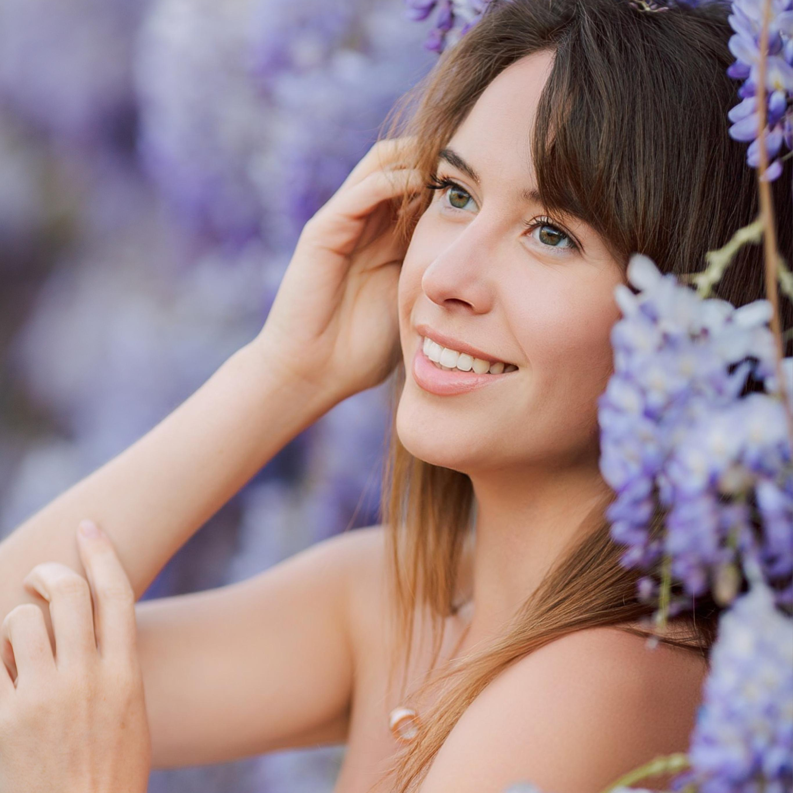 Photo shoot with wisteria. Alsu Develi, Photographer in Turkey, Alanya, Side, Belek, Antalya, Kemer, Turkiye. Photoshooting in Alanya. Photosession in Belek, Side
