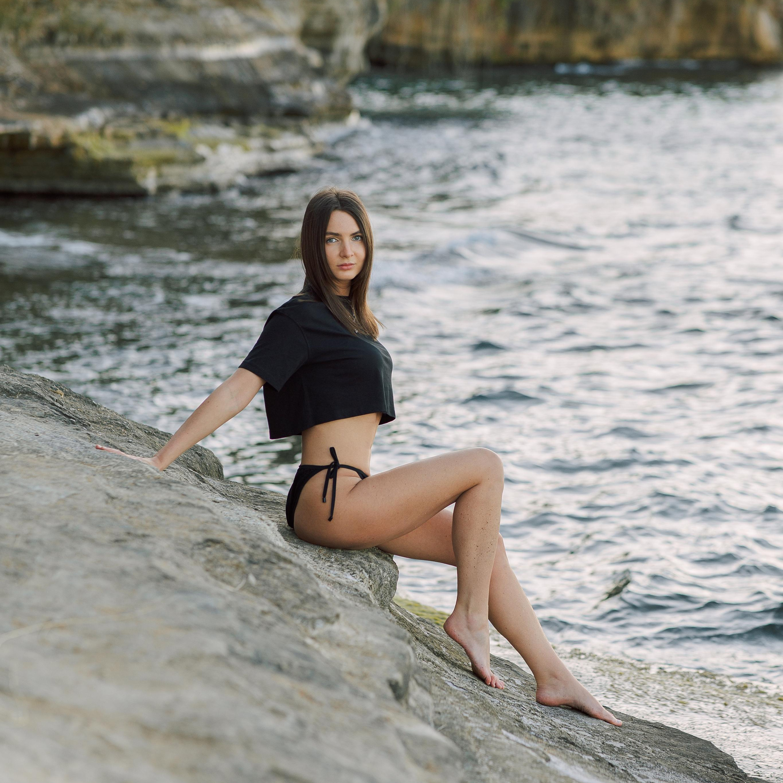 Photo session on the beach with rocks morning time. Alsu Develi, Photographer in Turkey, Alanya, Side, Belek, Antalya, Kemer, Turkiye. Photoshooting in Alanya. Photosession in Belek, Side