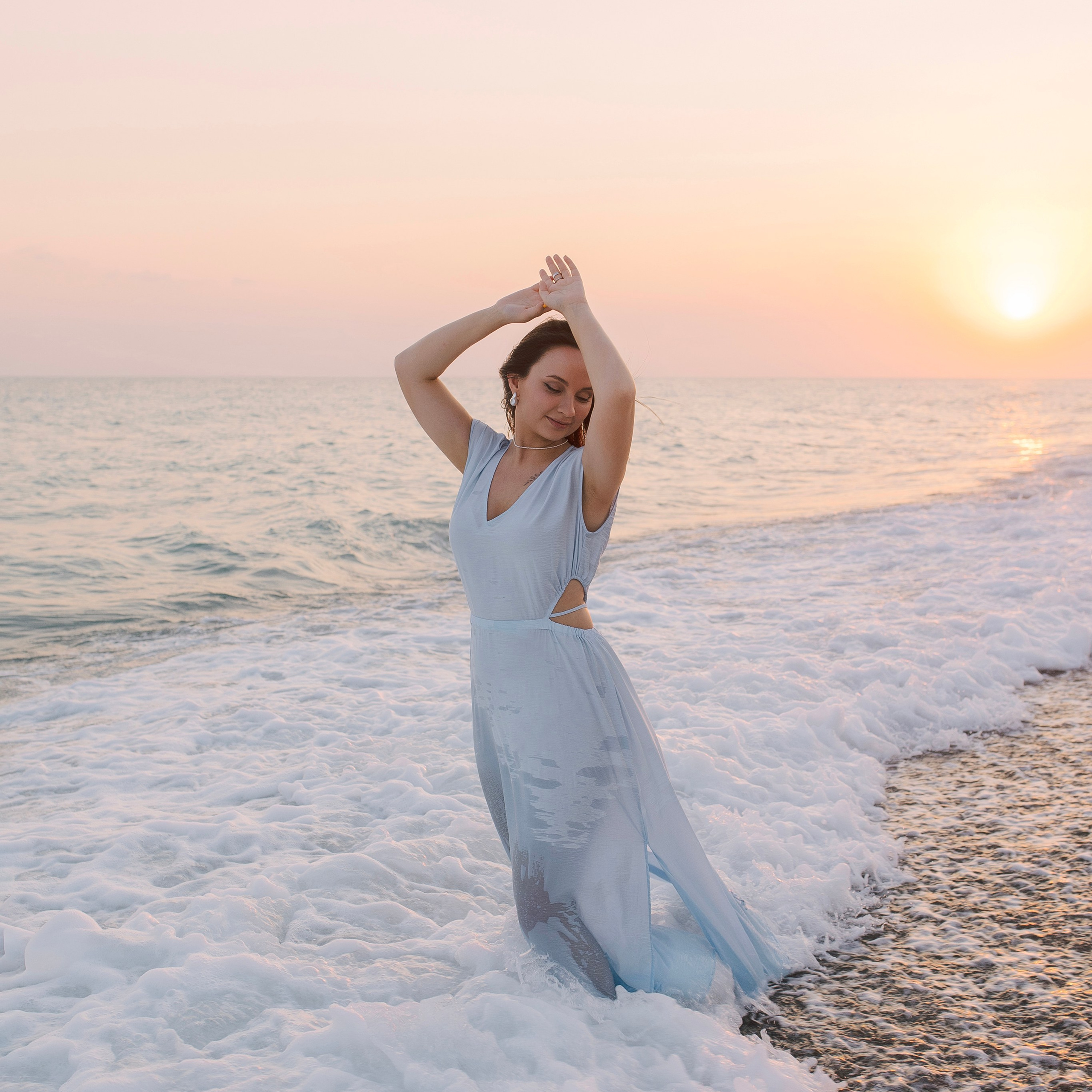 Family photo session on the beach in Side at sunset. Alsu Develi, Photographer in Turkey, Alanya, Side, Belek, Antalya, Kemer, Turkiye. Photoshooting in Alanya. Photosession in Belek, Side