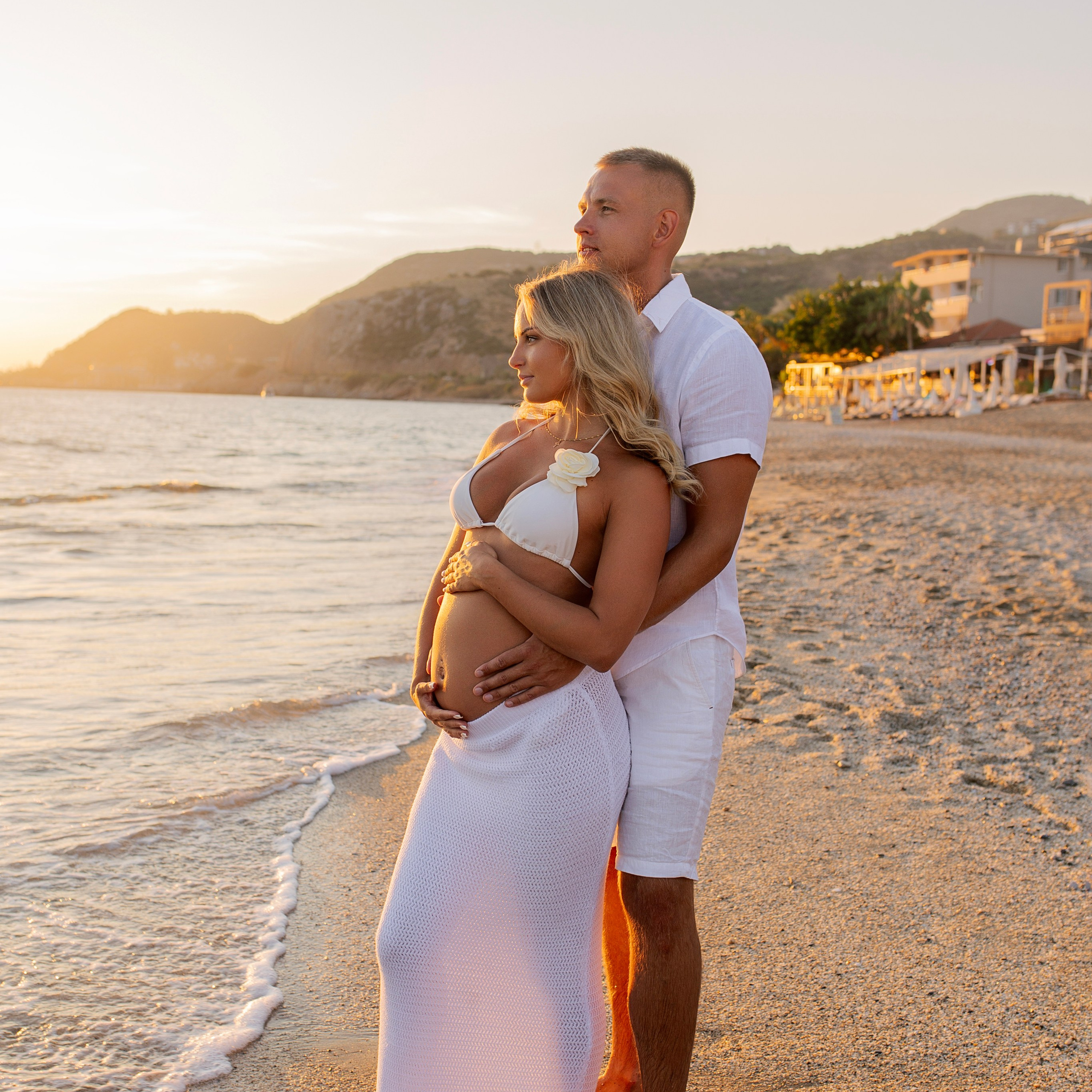 Sunset. Maternity photoshoot on the beach of Alanya. Alsu Develi, Photographer in Turkey, Alanya, Side, Belek, Antalya, Kemer, Turkiye. Photoshooting in Alanya. Photosession in Belek, Side