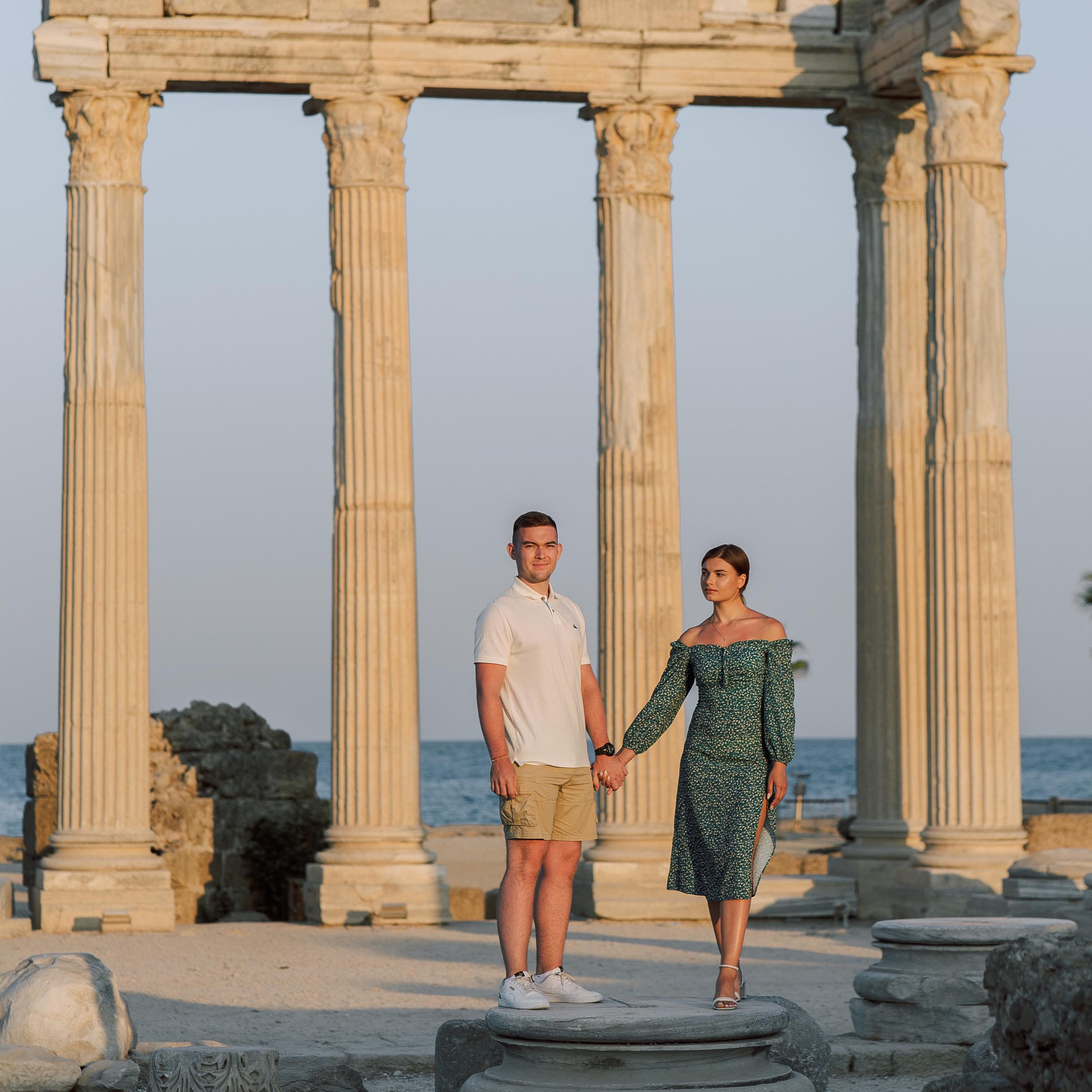 Marriage proposal in the ancient city of Side. Alsu Develi, Photographer in Turkey, Alanya, Side, Belek, Antalya, Kemer, Turkiye. Photoshooting in Alanya. Photosession in Belek, Side