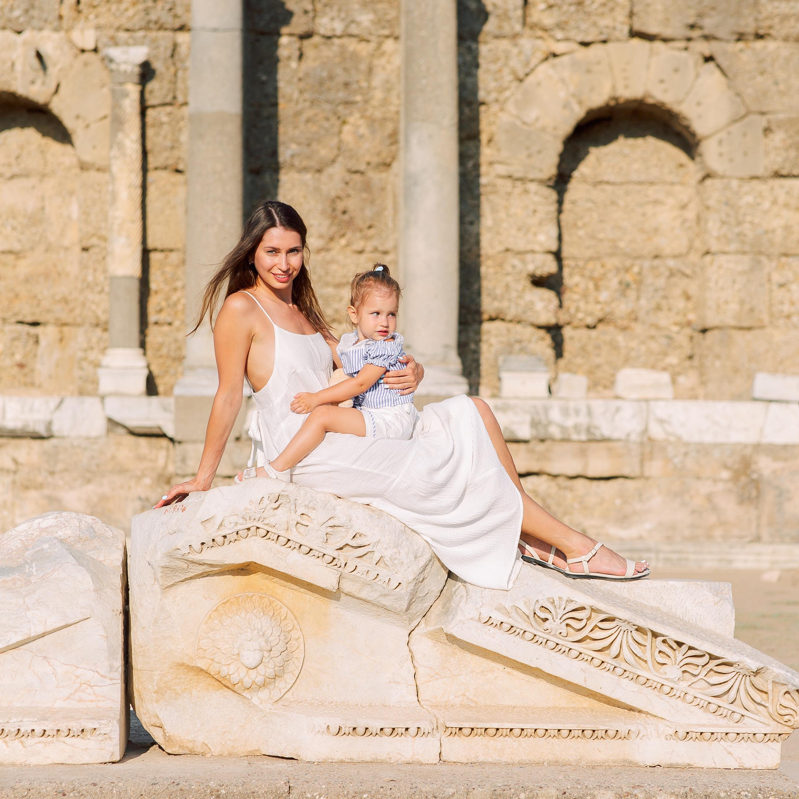 Семейная фотосессия в колоритных улочках Сиде. Алсу Девели. Фотограф в Алании в Турции, Аланья, Сиде, Белек, Анталия, Кемер, Конаклы, Окурджалар. Фотосъемки в Алании. Фотосессия в Алания