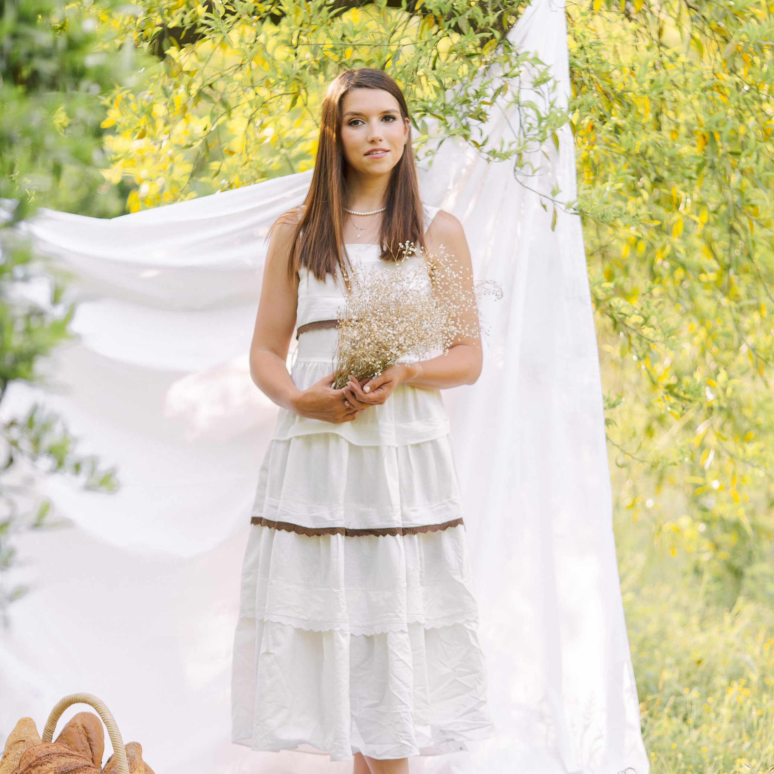 Концептуальная фотосессия с белым бельем в саду. Алсу Девели. Фотограф в Алании в Турции, Аланья, Сиде, Белек, Анталия, Кемер, Конаклы, Окурджалар. Фотосъемки в Алании. Фотосессия в Алания