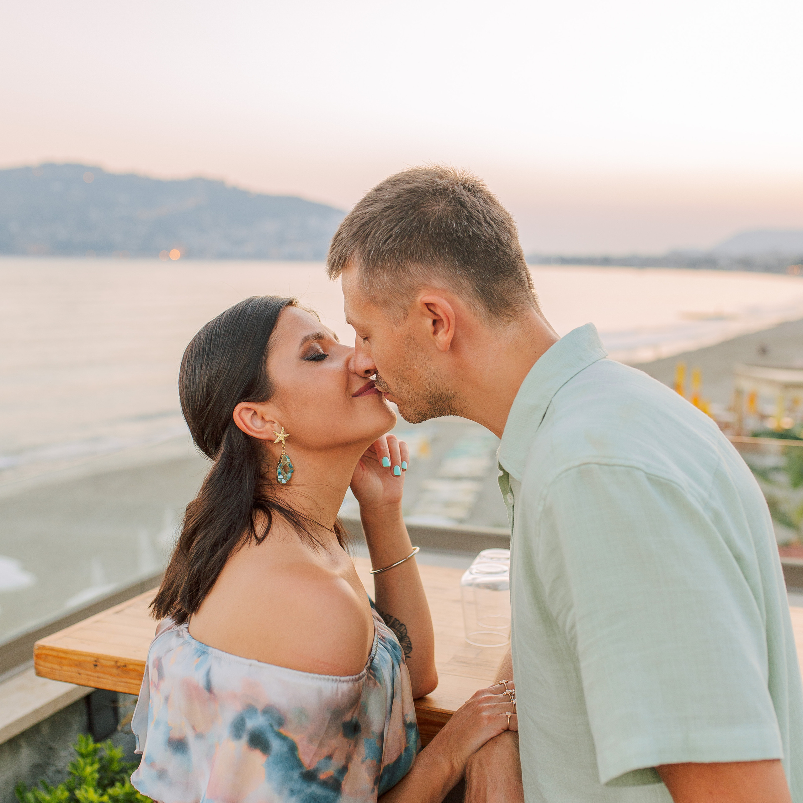 Birthday photosession in a cafe. Alsu Develi, Photographer in Turkey, Alanya, Side, Belek, Antalya, Kemer, Turkiye. Photoshooting in Alanya. Photosession in Belek, Side