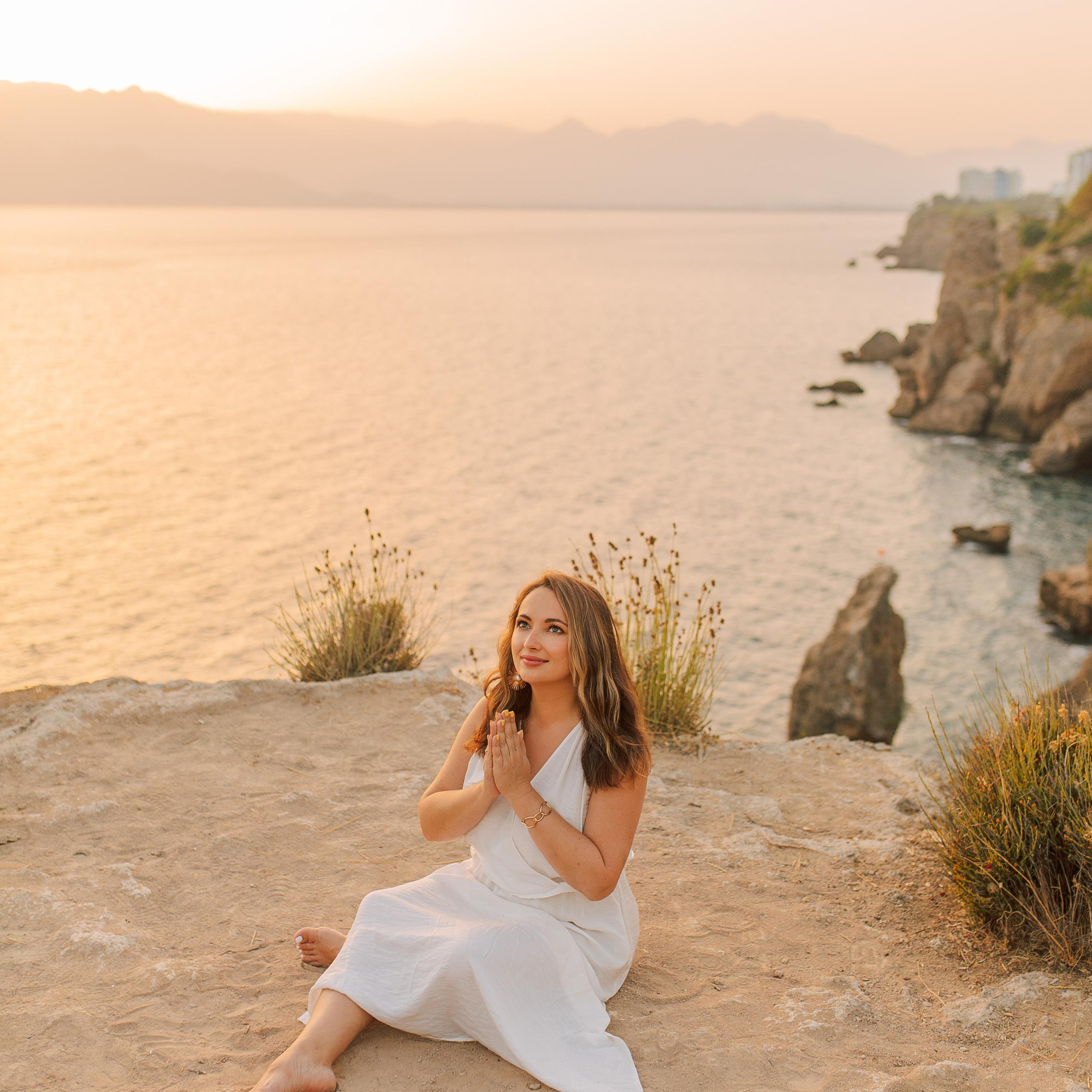 Cliff by the sea. Family photo session. Alsu Develi, Photographer in Turkey, Alanya, Side, Belek, Antalya, Kemer, Turkiye. Photoshooting in Alanya. Photosession in Belek, Side