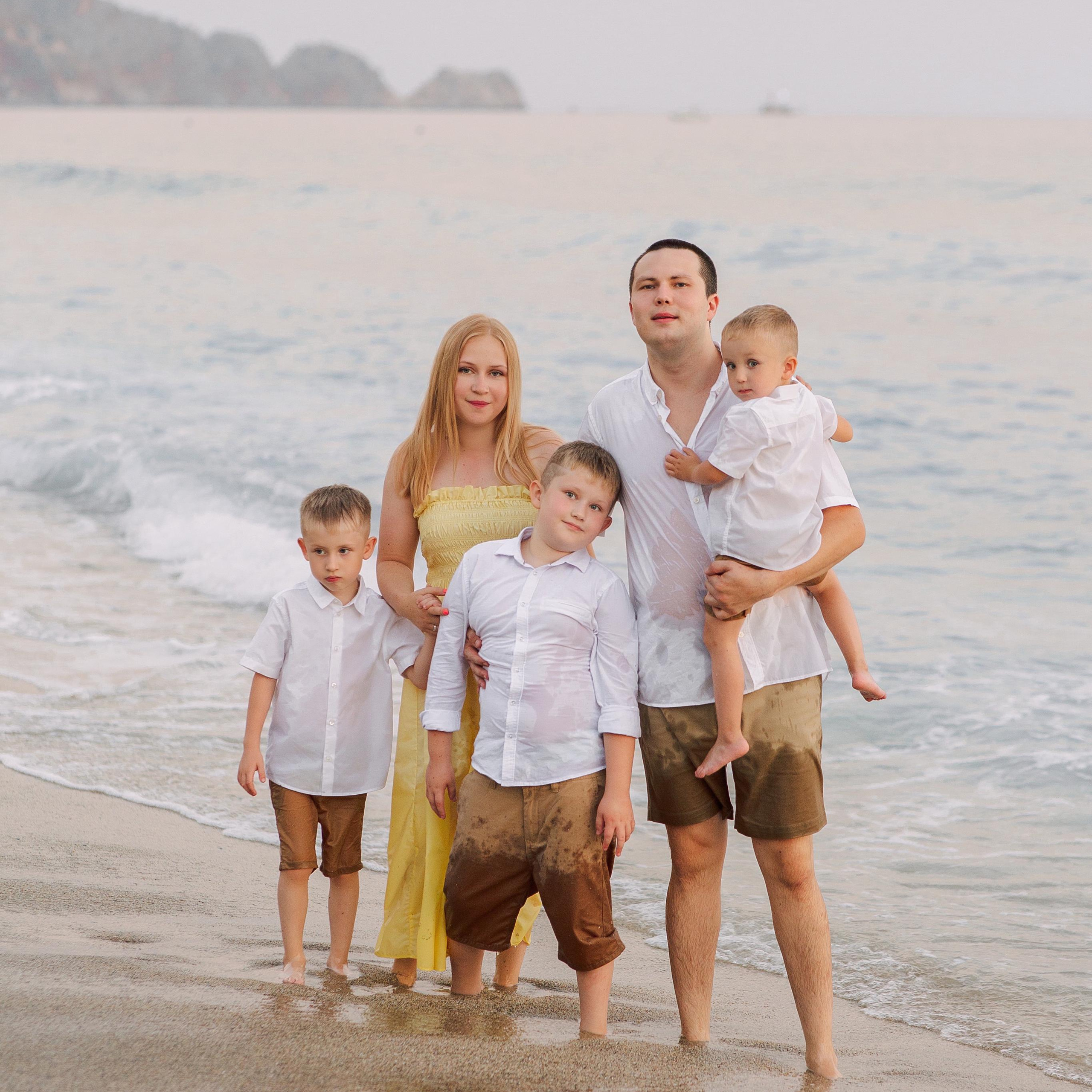 Family photo session on Cleopatra Beach at sunset. Alsu Develi, Photographer in Turkey, Alanya, Side, Belek, Antalya, Kemer, Turkiye. Photoshooting in Alanya. Photosession in Belek, Side